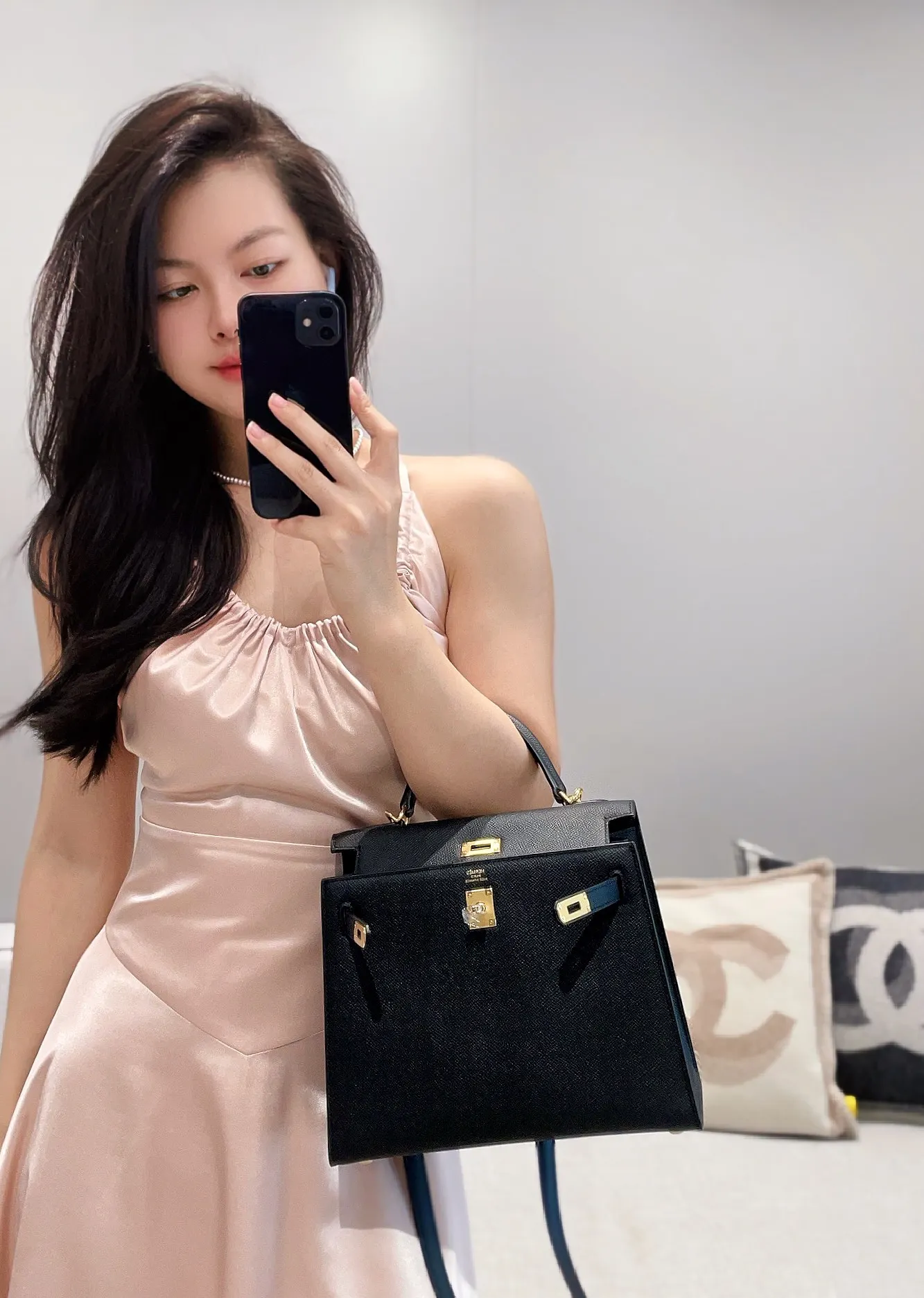 Hermès Kelly Grained Leather Top-Handle Bag D60011122 — view 9