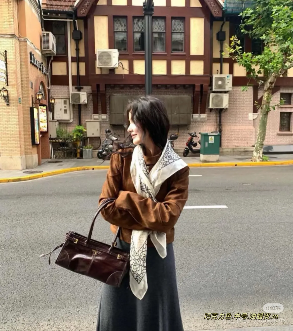 Prada Oiled Leather Shoulder Bag D44011129 — view 3