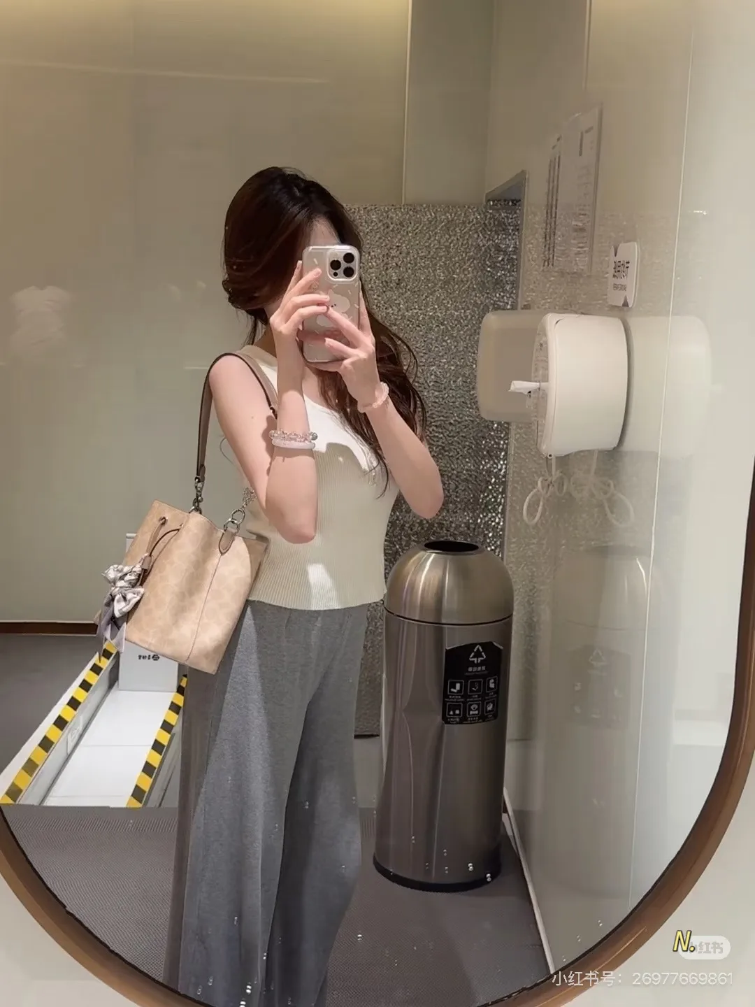 Coach Rowan 22 Signature Bucket Bag D35011142 — view 2