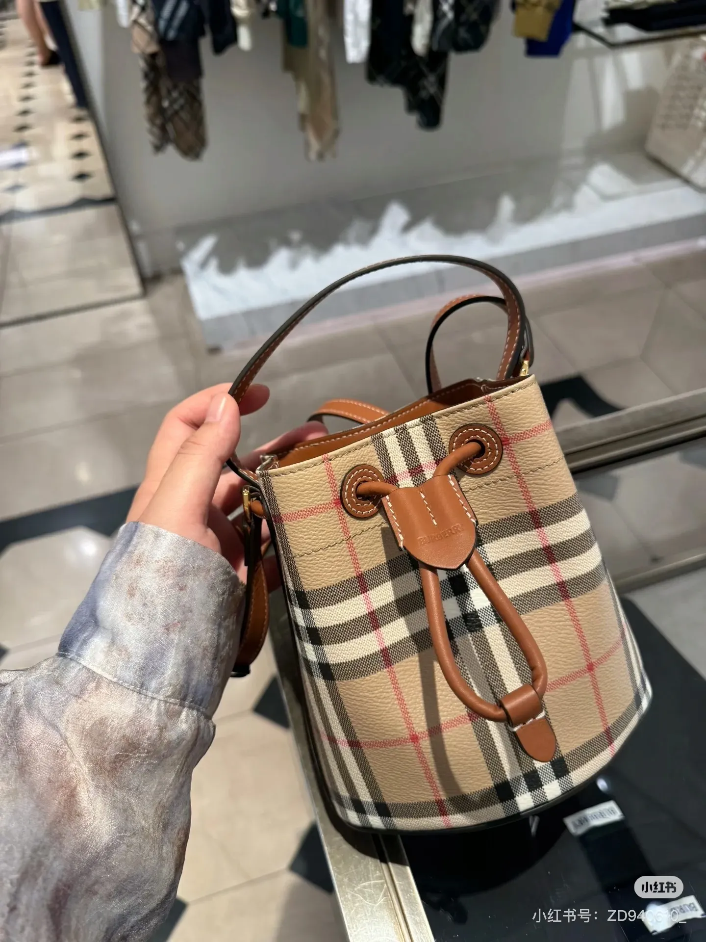 Burberry Check Drawstring Bucket Bag D29011144