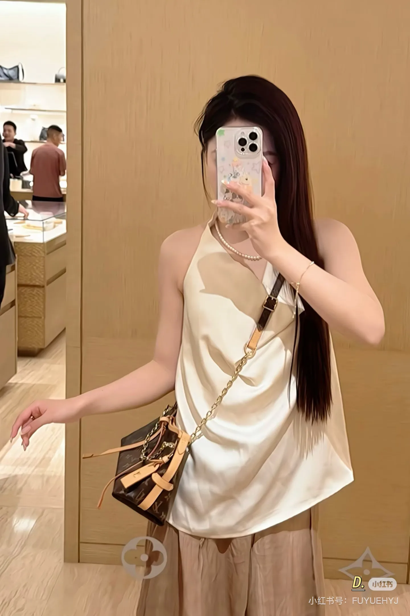 Louis Vuitton Carryall BB Monogram Shoulder Bag D35011006 — view 2