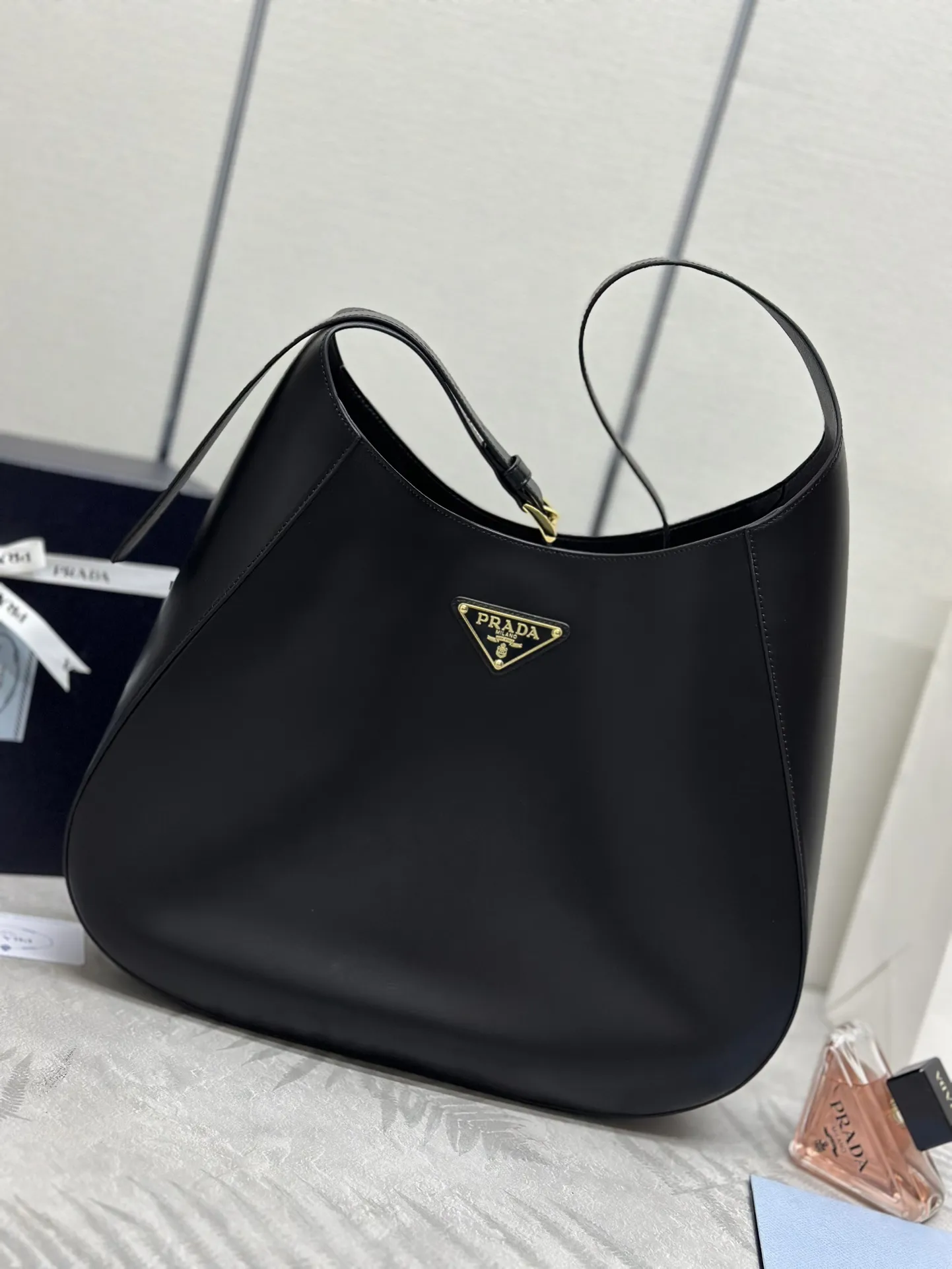 Cleo Large Leather Shoulder Bag D116011170