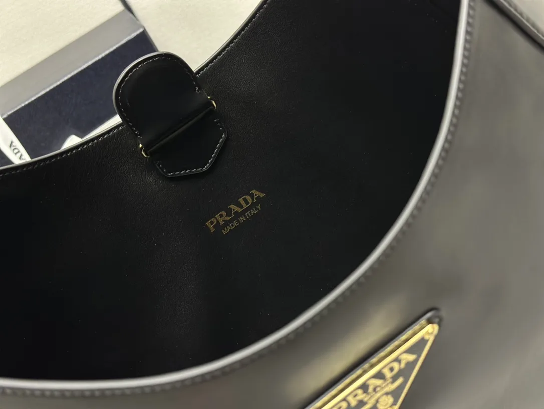 Cleo Large Leather Shoulder Bag D116011170 — view 8