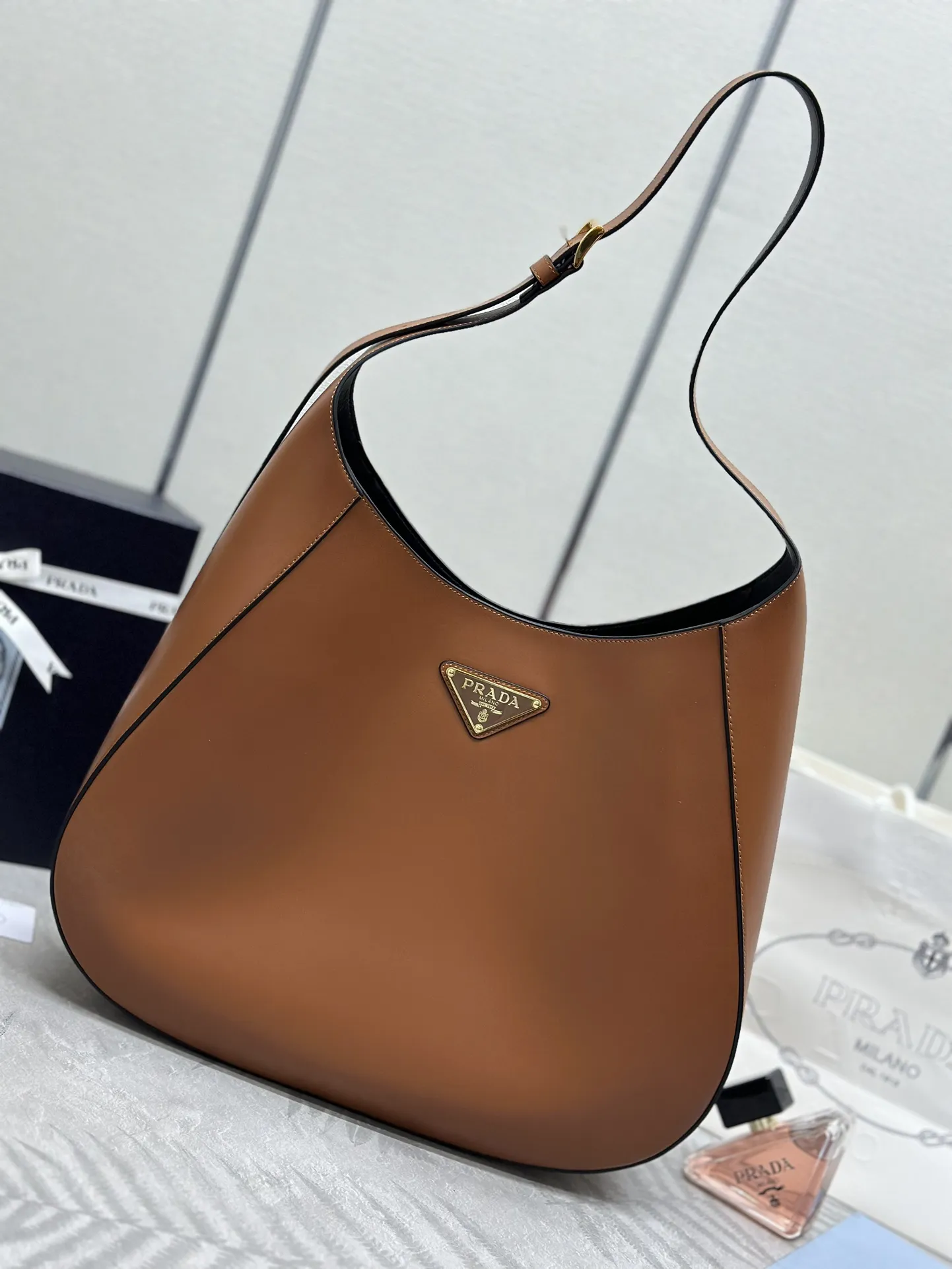 Cleo Large Leather Shoulder Bag D116011171