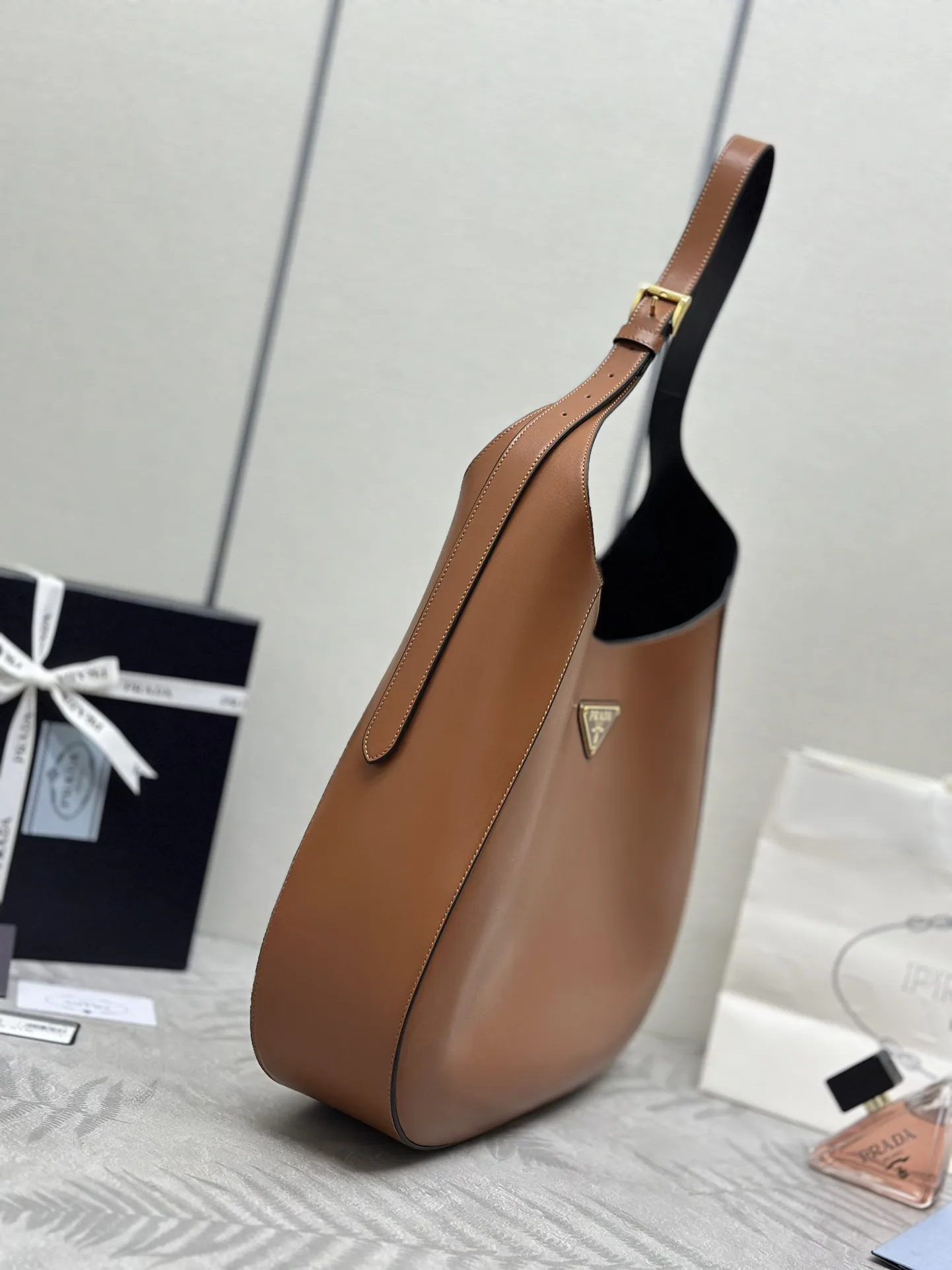 Cleo Large Leather Shoulder Bag D116011171 — view 3