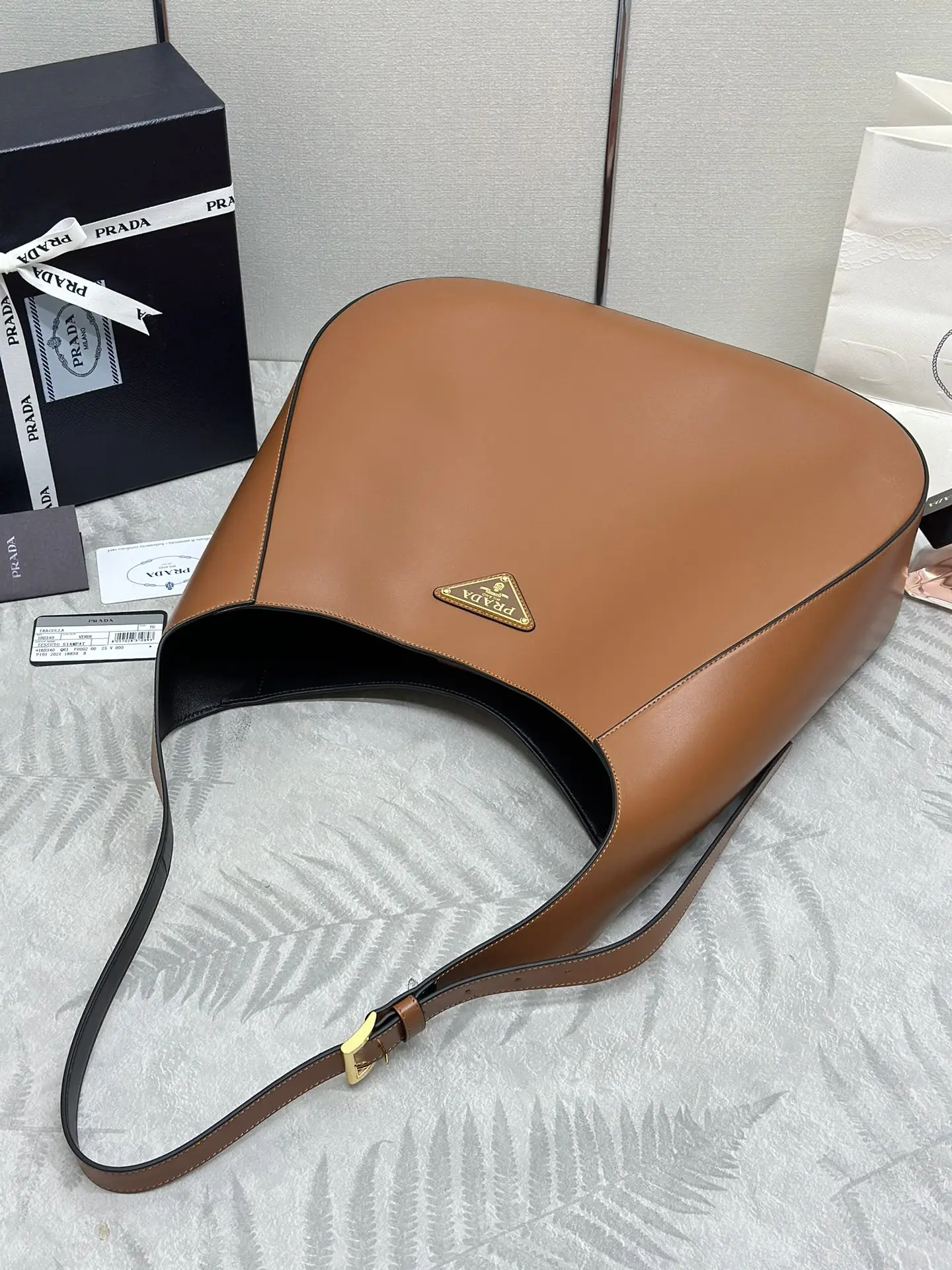 Cleo Large Leather Shoulder Bag D116011171 — view 4