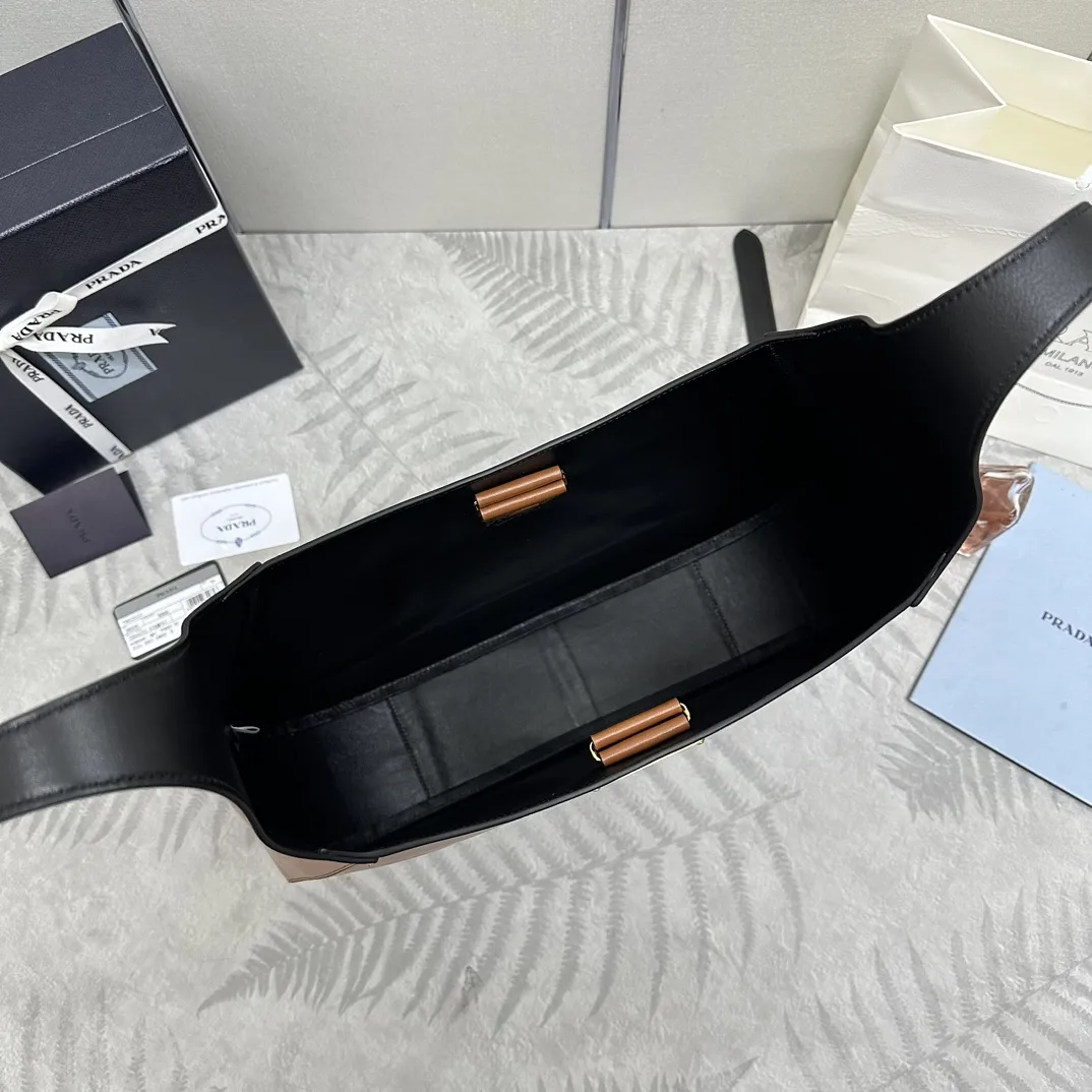 Cleo Large Leather Shoulder Bag D116011171 — view 7