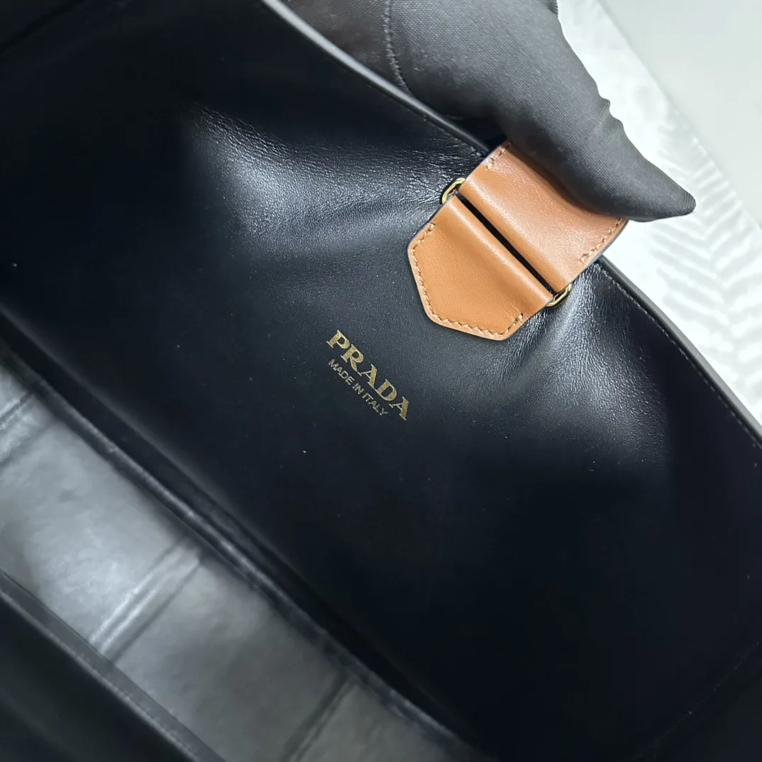 Cleo Large Leather Shoulder Bag D116011171 — view 8