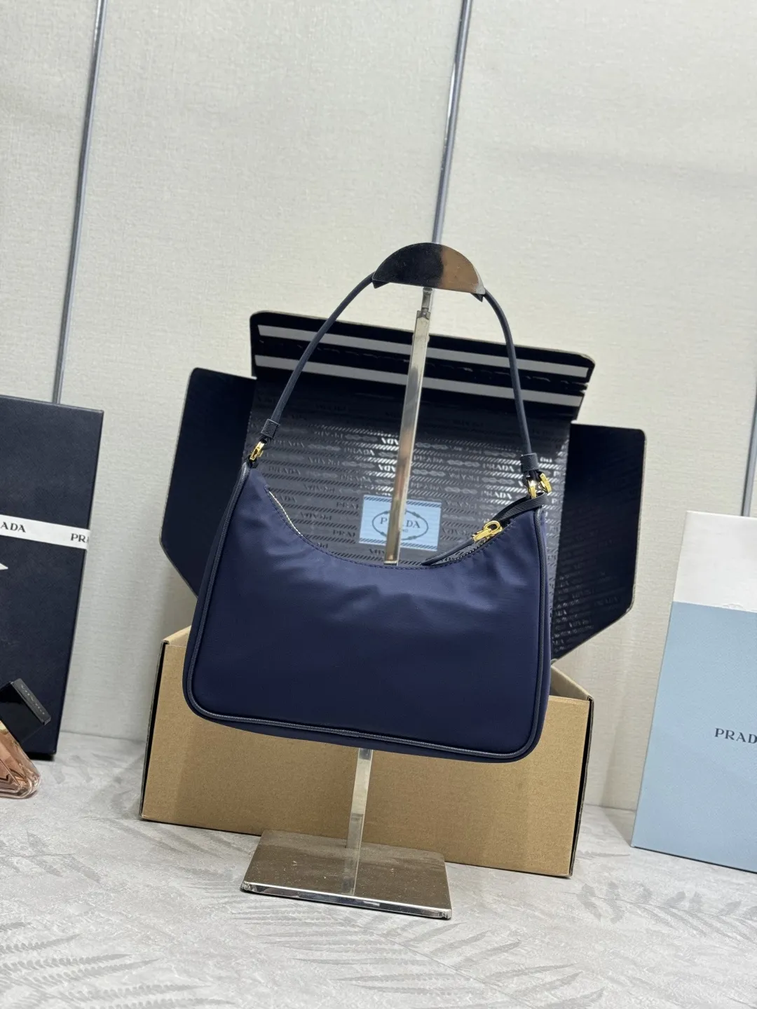 Re-Edition 2005 Nylon Hobo Bag D57011210 — view 2