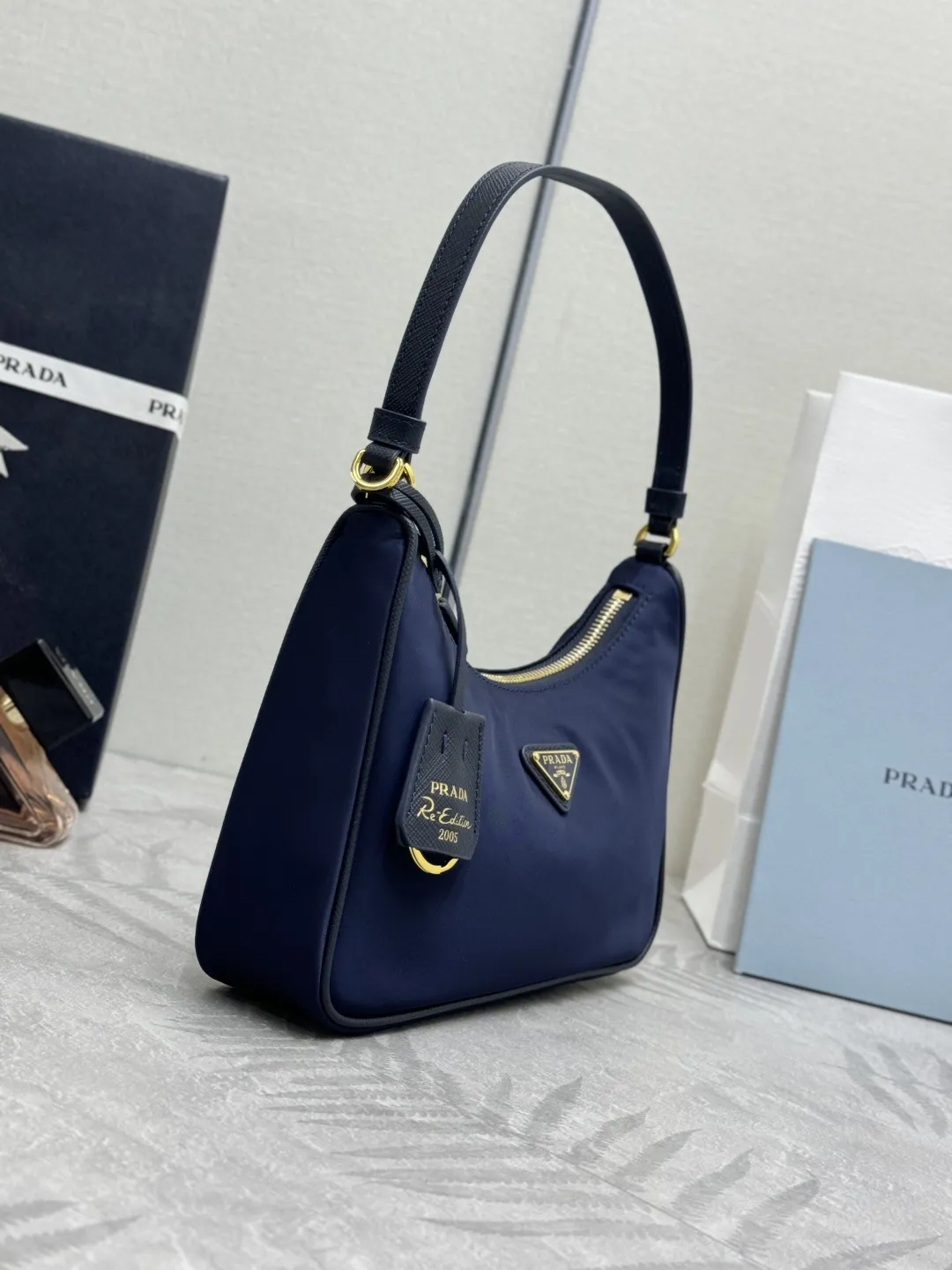 Re-Edition 2005 Nylon Hobo Bag D57011210 — view 3