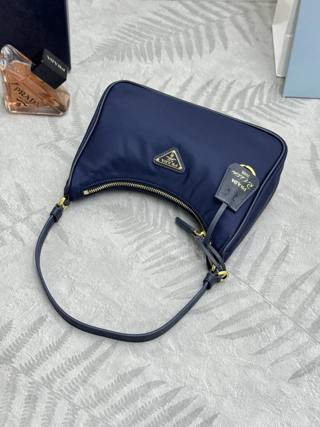 Re-Edition 2005 Nylon Hobo Bag D57011210 — view 4