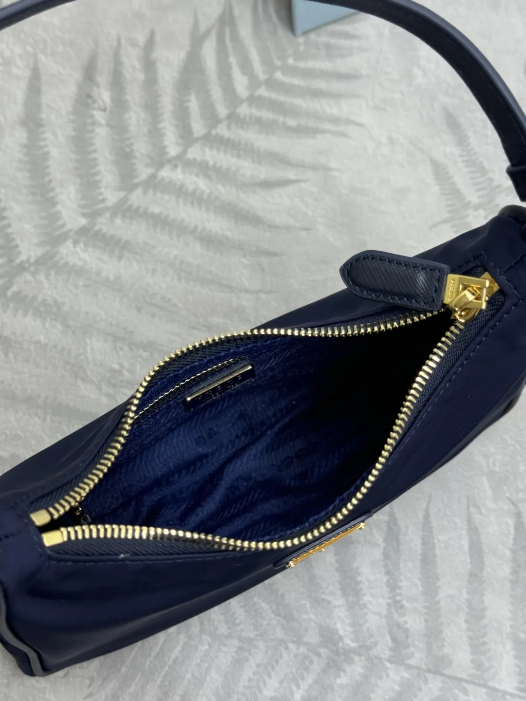 Re-Edition 2005 Nylon Hobo Bag D57011210 — view 8