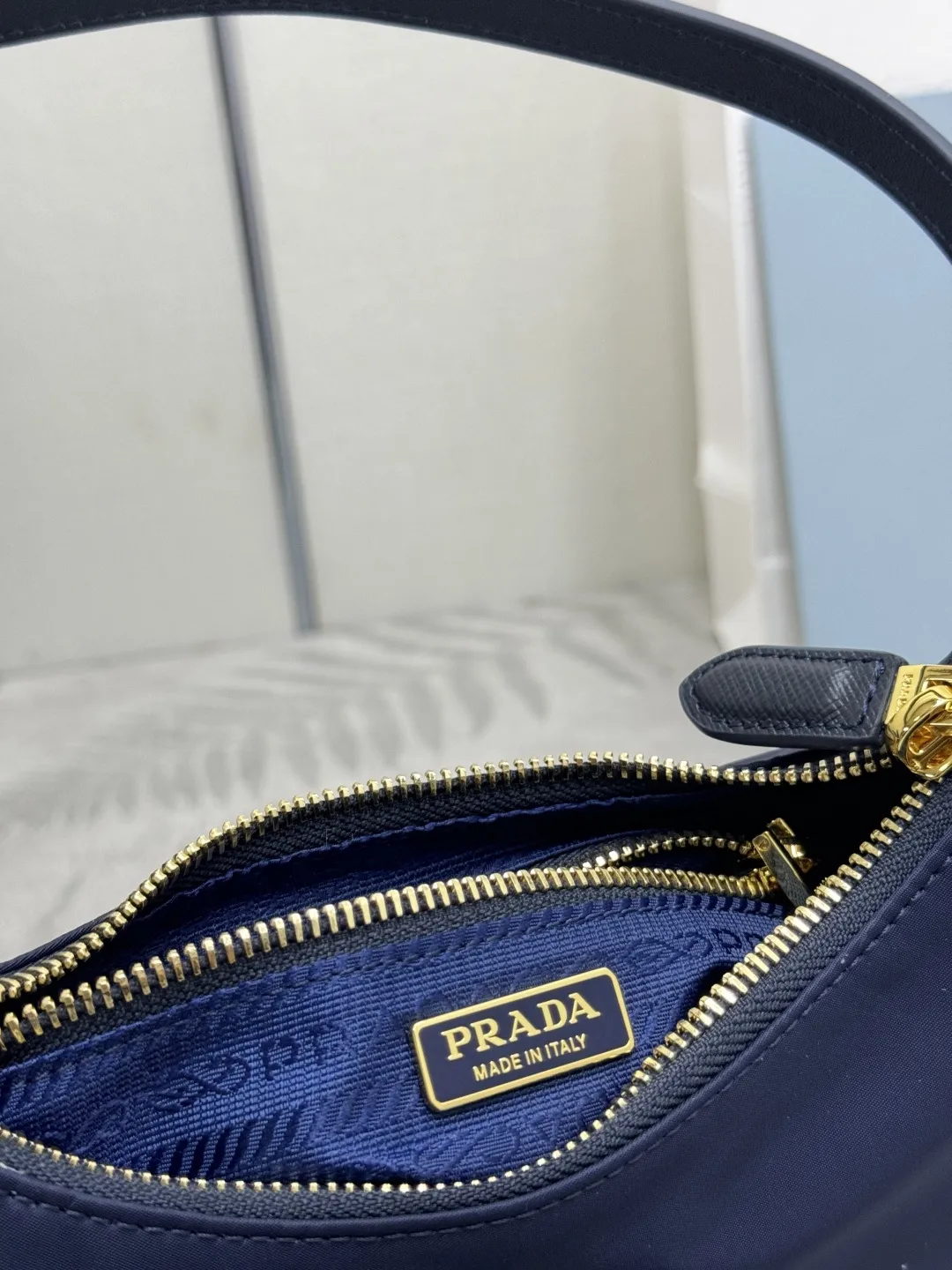 Re-Edition 2005 Nylon Hobo Bag D57011210 — view 9