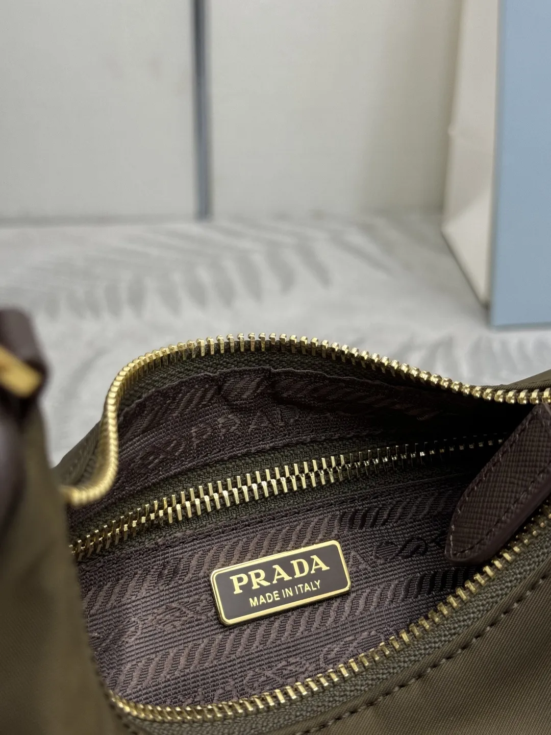 Prada Re-Edition 2005 Hobo Shoulder Bag D57011211 — view 9