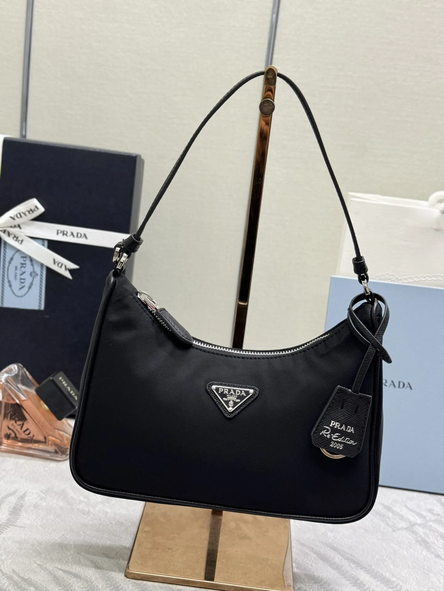 Prada Re-Edition 2005 Hobo Bag D57011212 — view 2