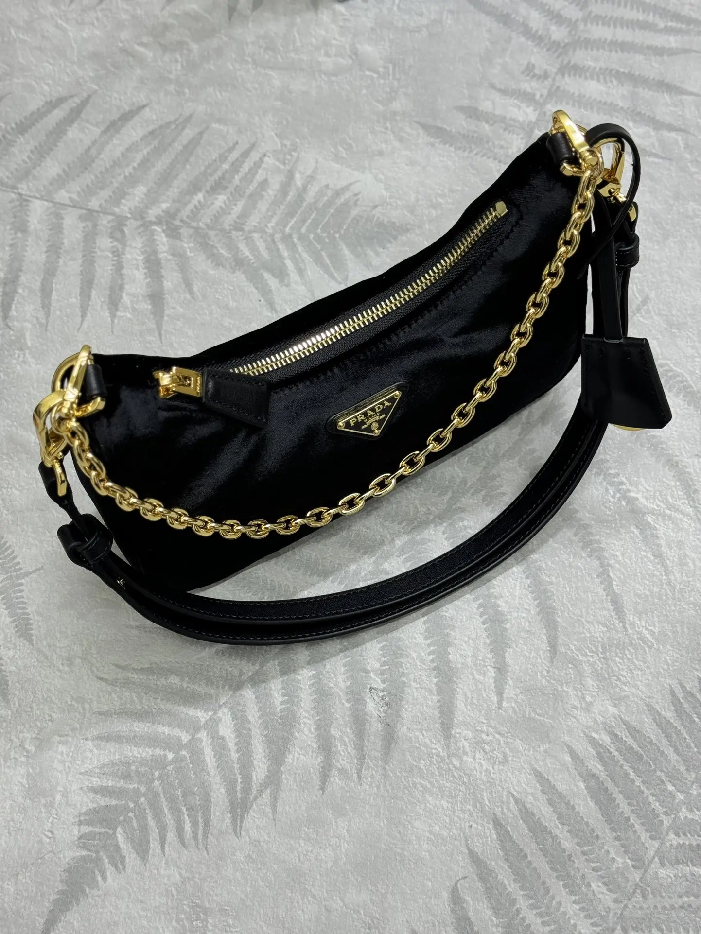 Velvet Hobo Shoulder Bag D71011251 — view 4