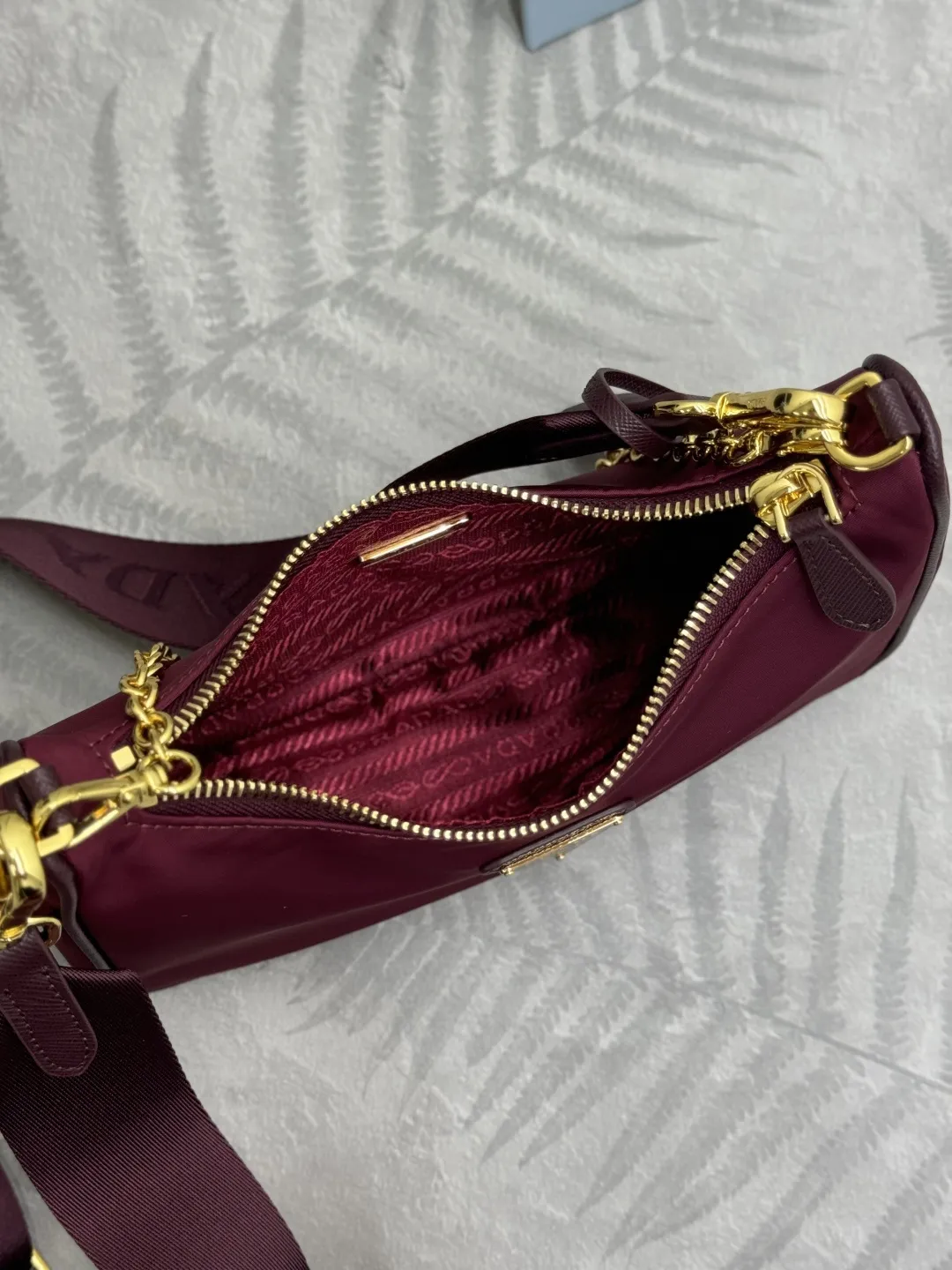 Re-Edition 2005 Nylon Hobo Bag D69011260 — view 8