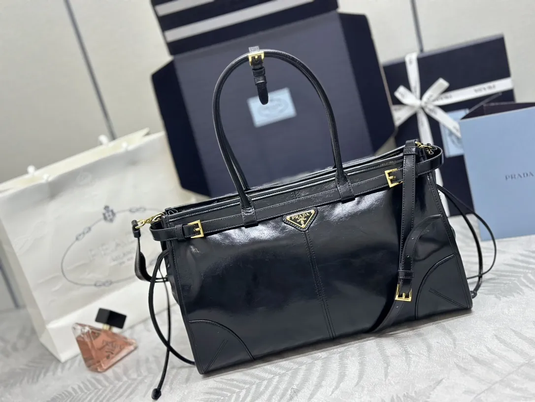 Soft Lux Oiled Wax Leather Tote Bag D115011271