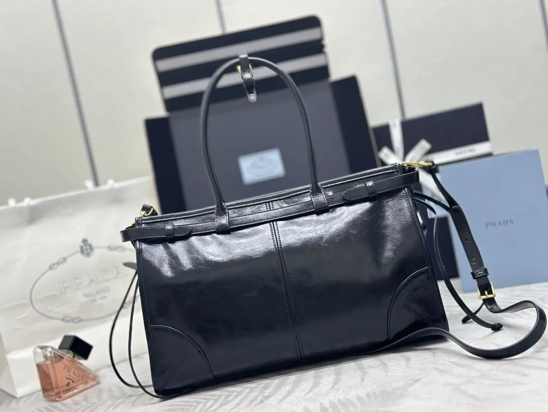 Soft Lux Oiled Wax Leather Tote Bag D115011271 — view 2