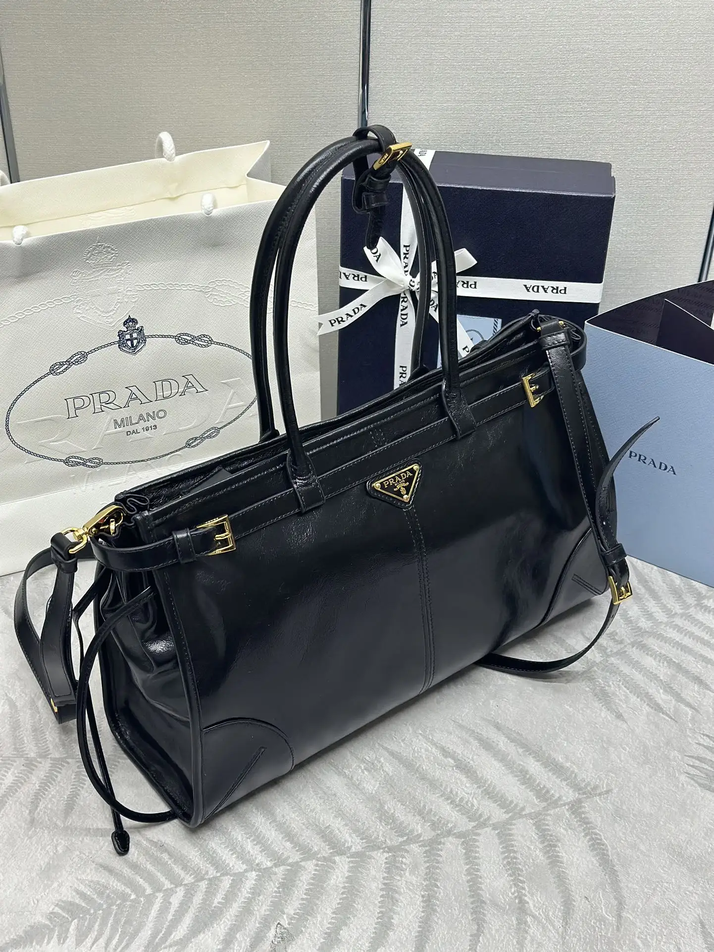 Soft Lux Oiled Wax Leather Tote Bag D115011271 — view 3