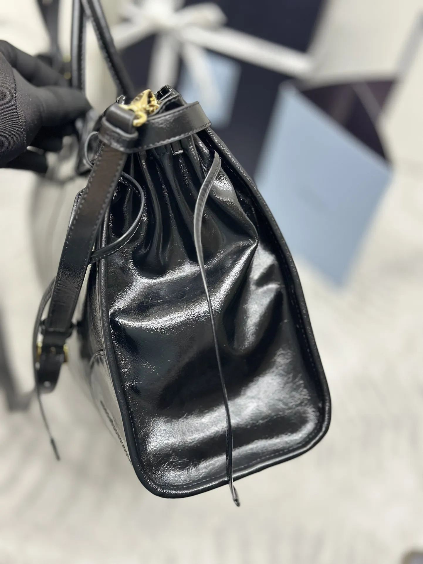 Soft Lux Oiled Wax Leather Tote Bag D115011271 — view 5