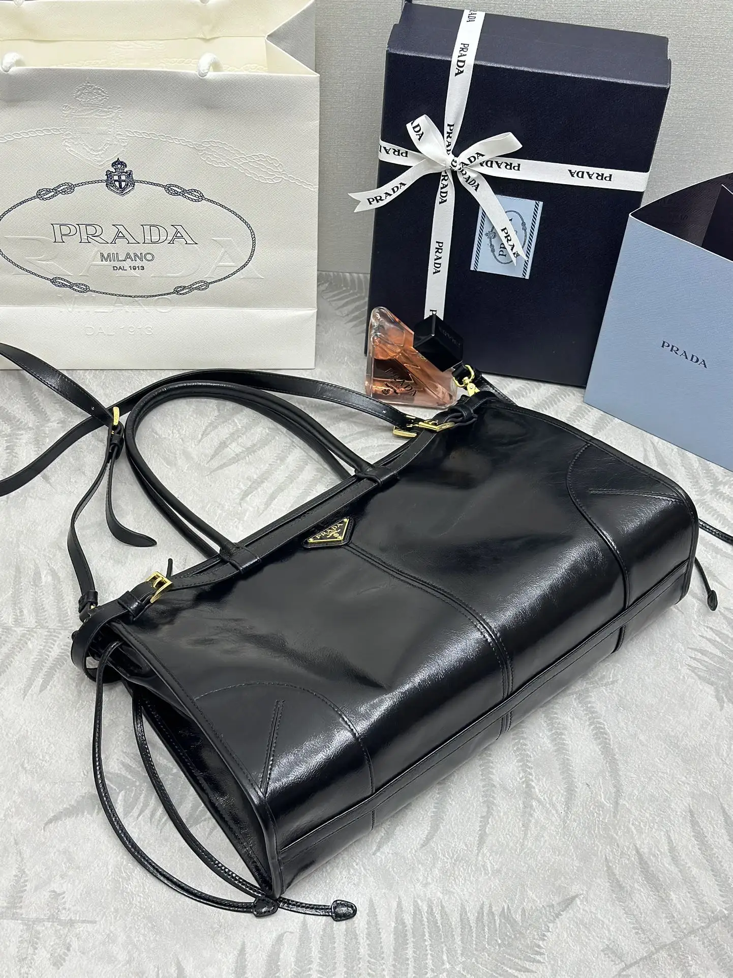 Soft Lux Oiled Wax Leather Tote Bag D115011271 — view 9