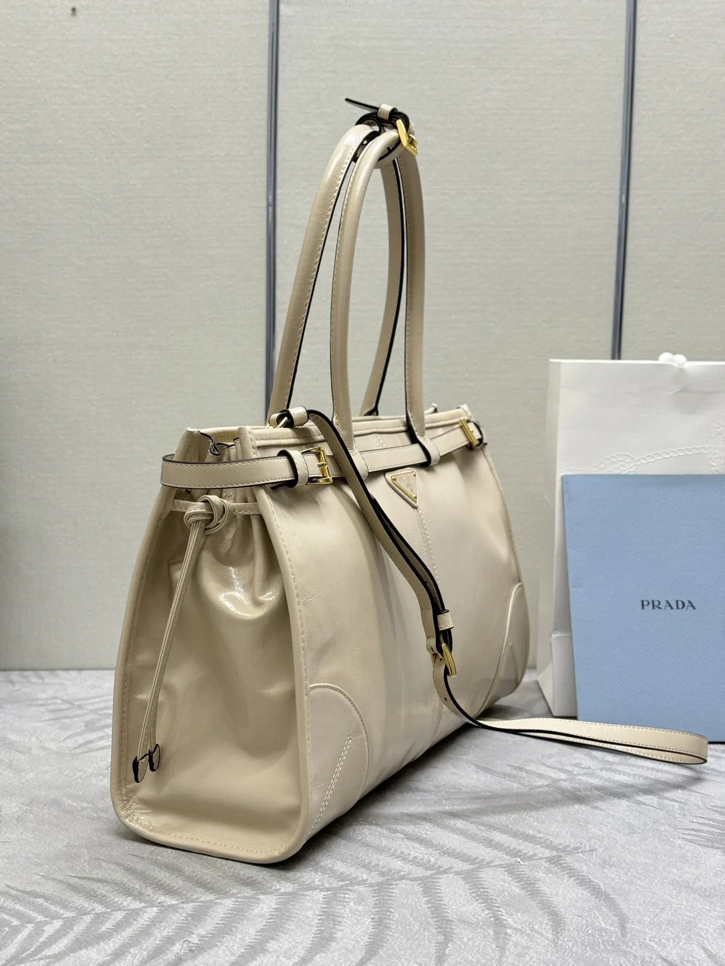 Soft Lux Oiled Leather Top-Handle Tote Bag D115011273 — view 3