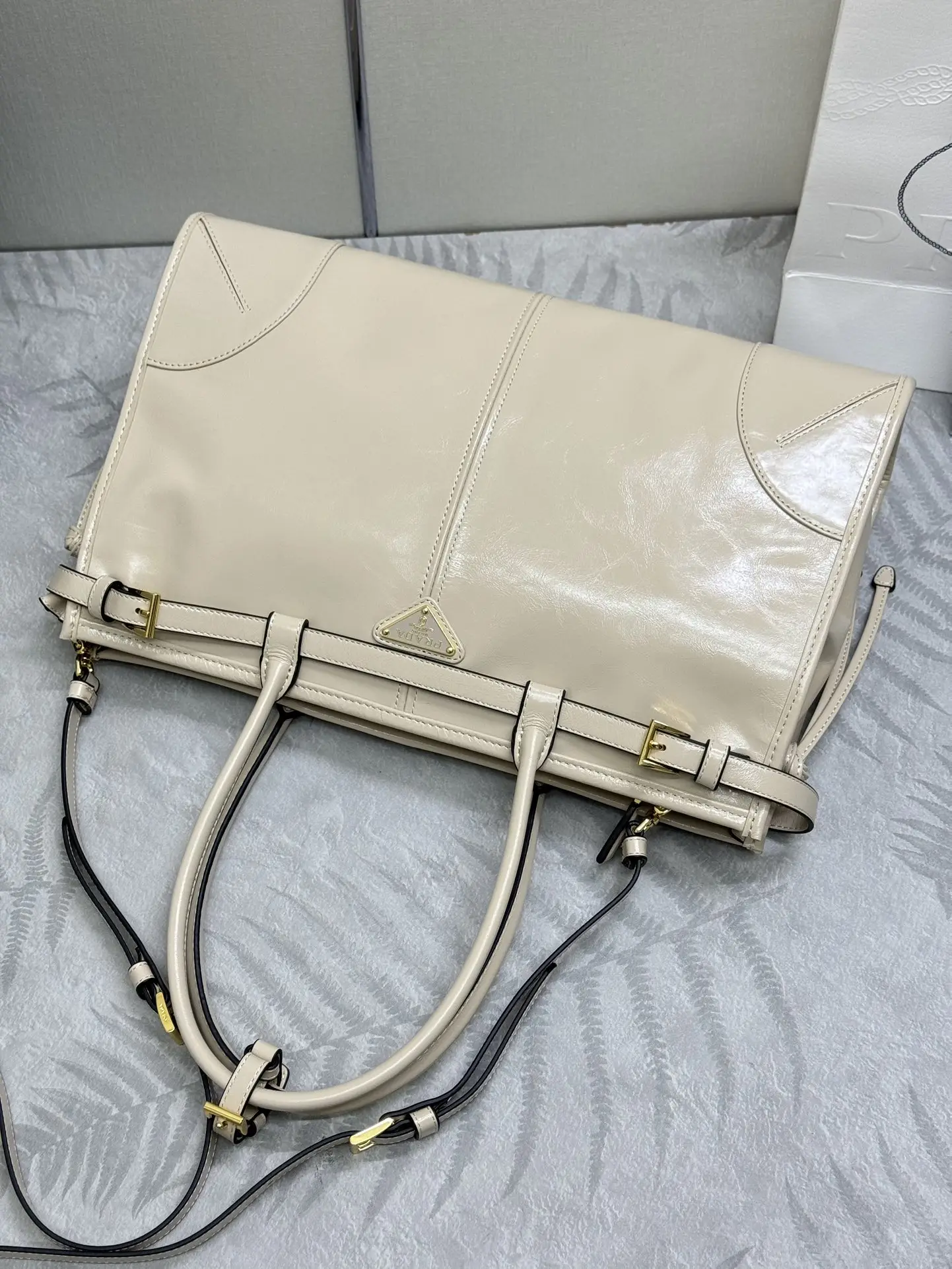 Soft Lux Oiled Leather Top-Handle Tote Bag D115011273 — view 5