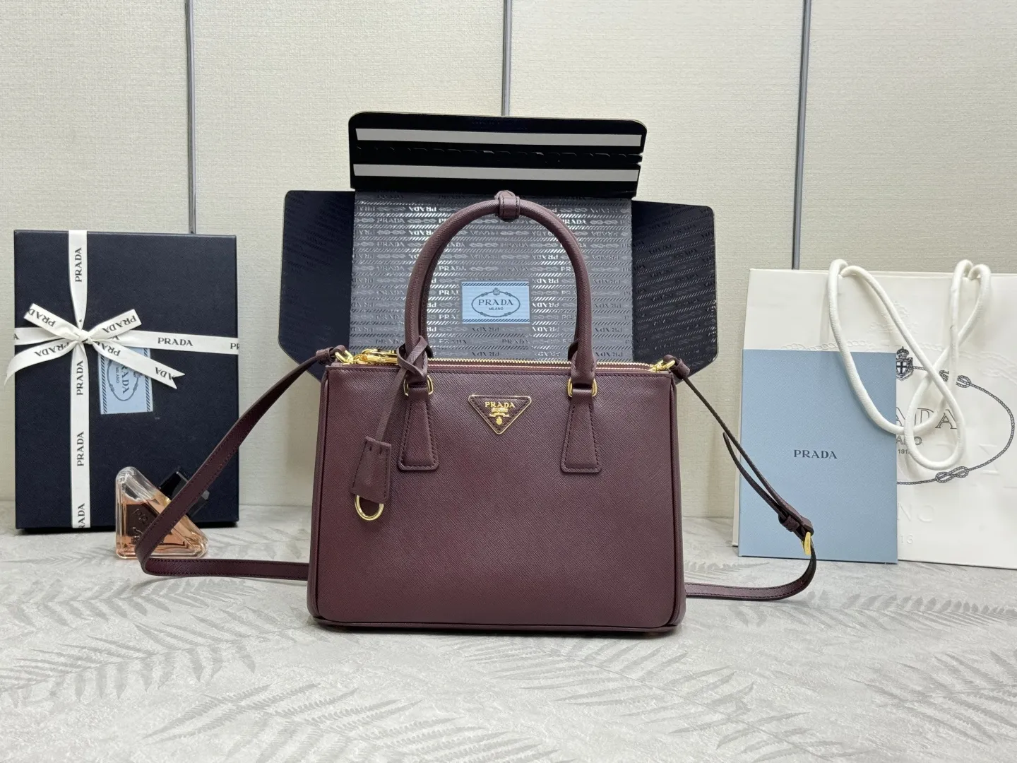Saffiano Leather Galleria Medium Bag D99011319