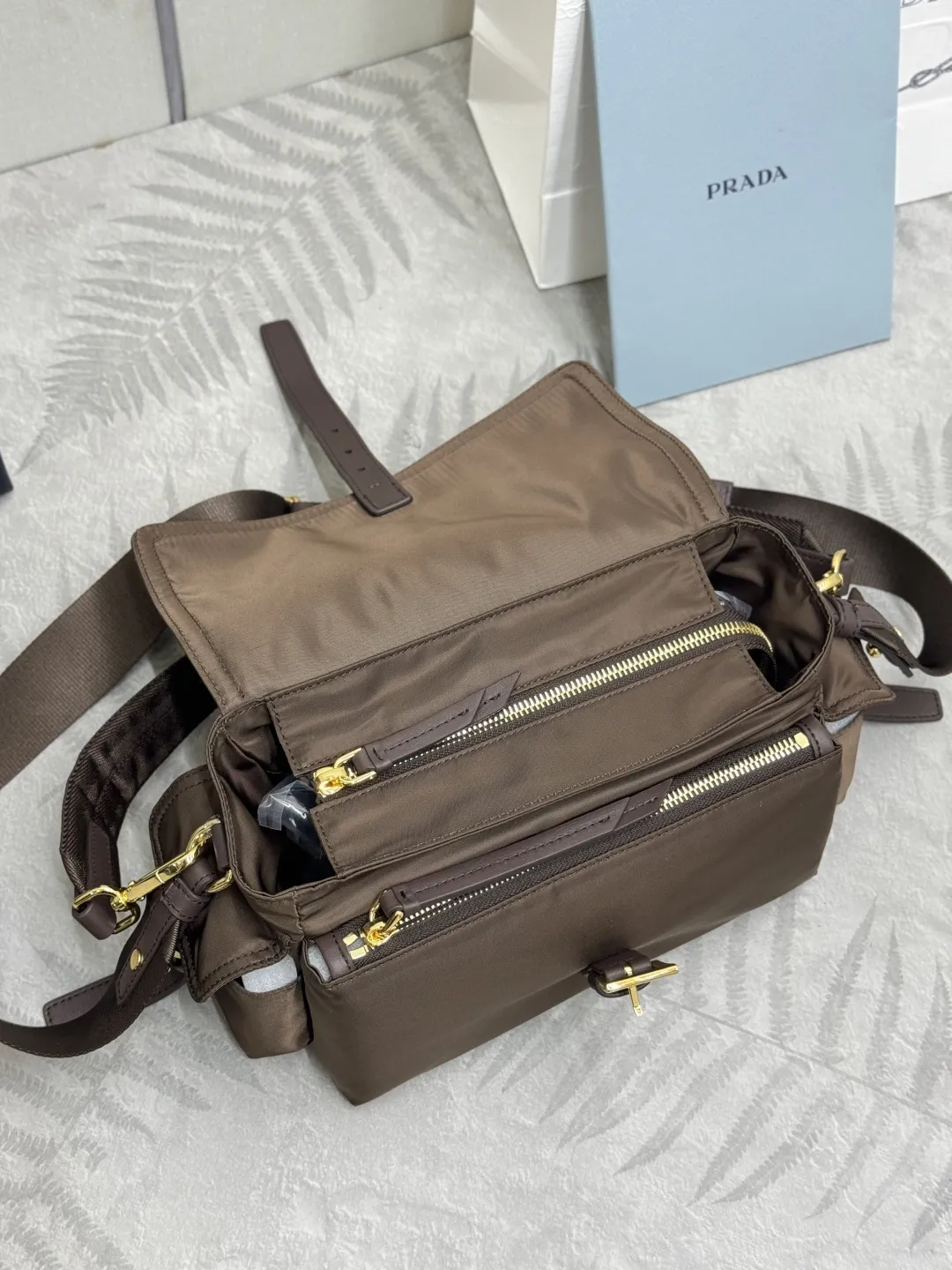 Re-Nylon Medium Messenger Bag D78011330 — view 6