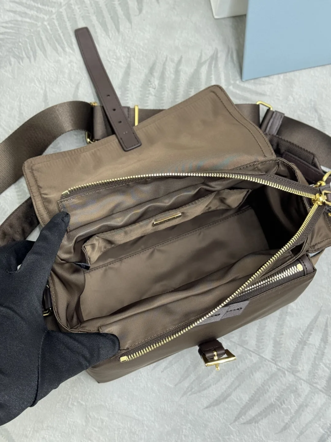 Re-Nylon Medium Messenger Bag D78011330 — view 8