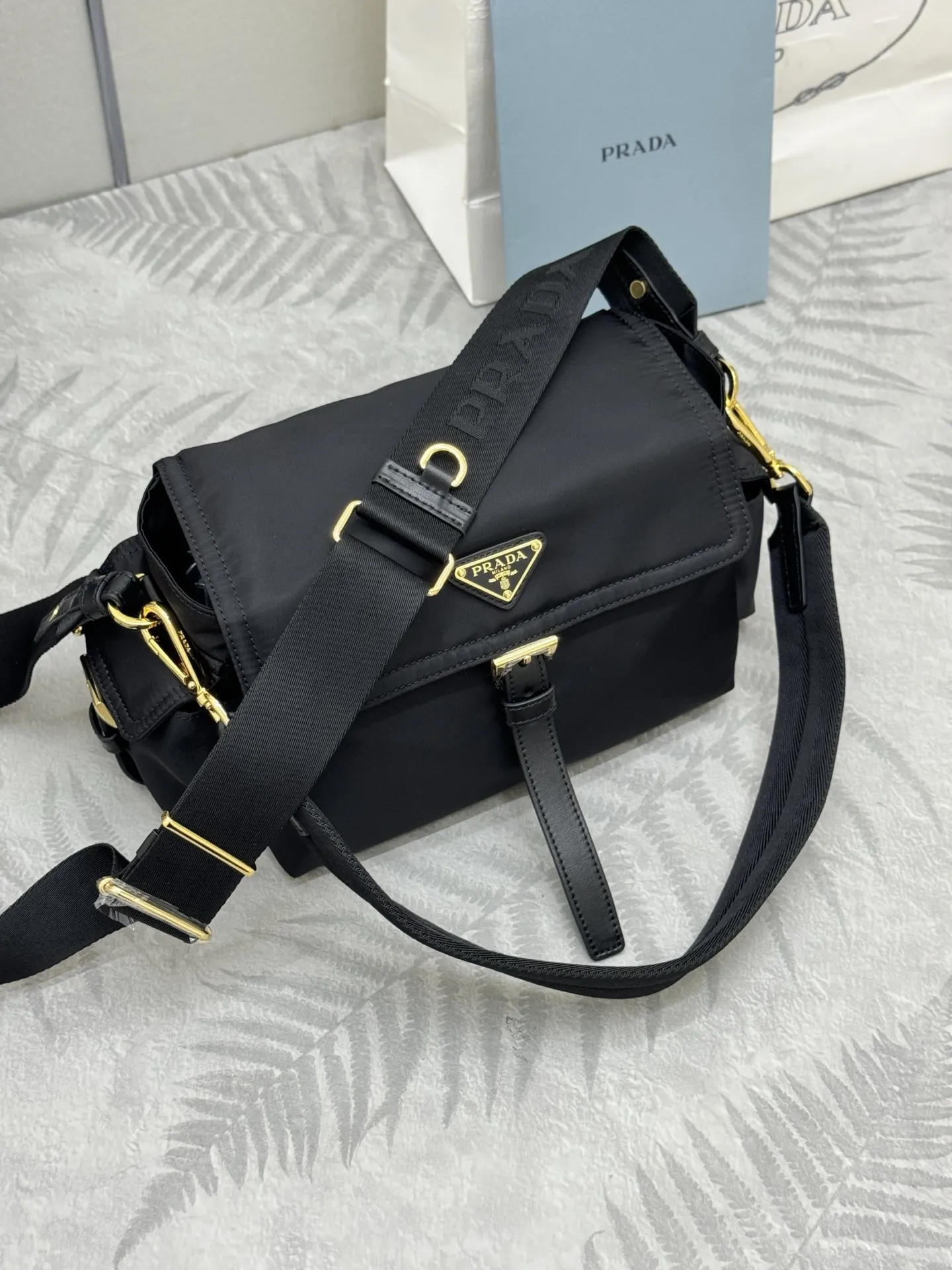 Re-Nylon Medium Messenger Bag D78011331 — view 4