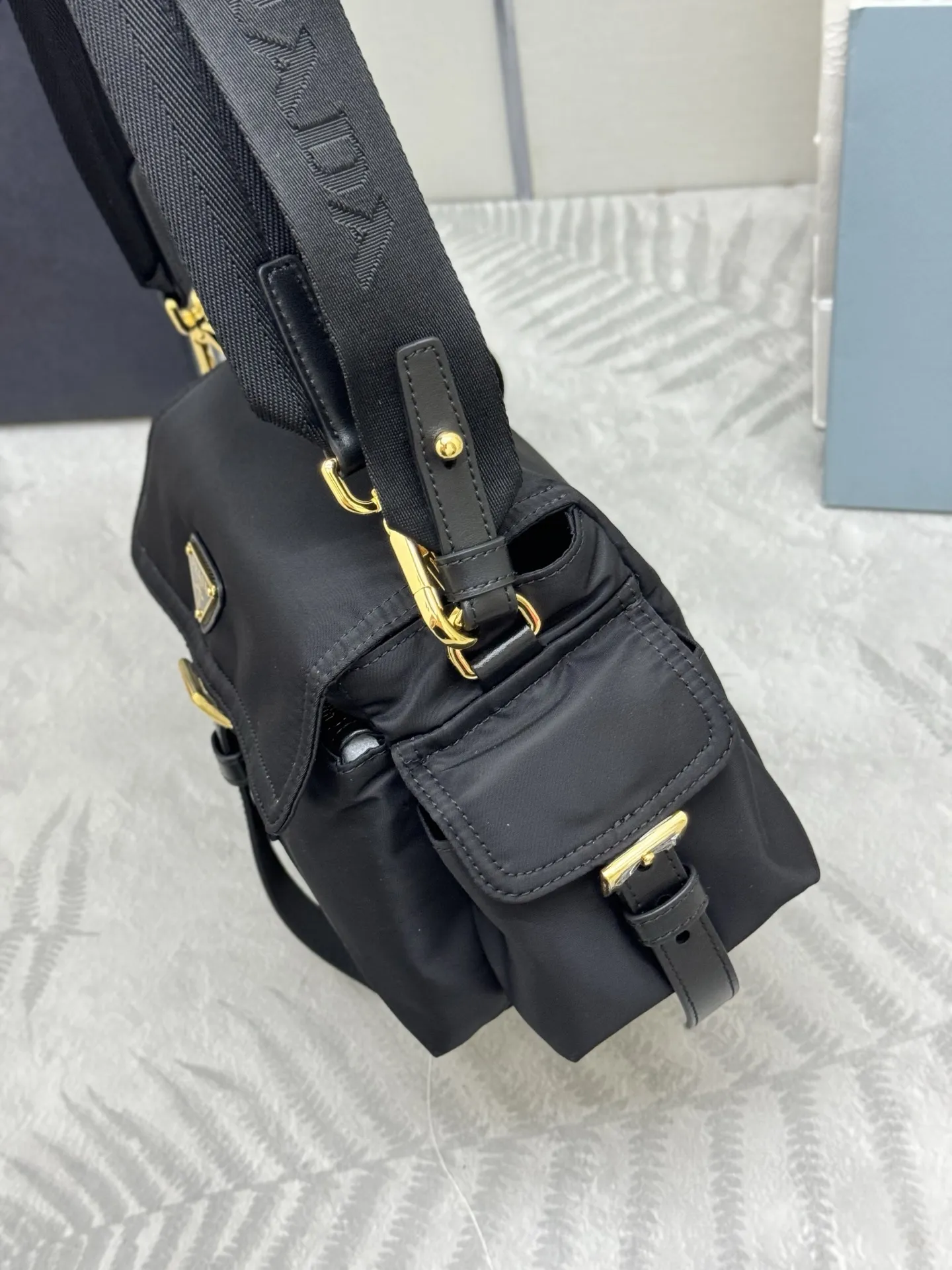 Re-Nylon Medium Messenger Bag D78011331 — view 5