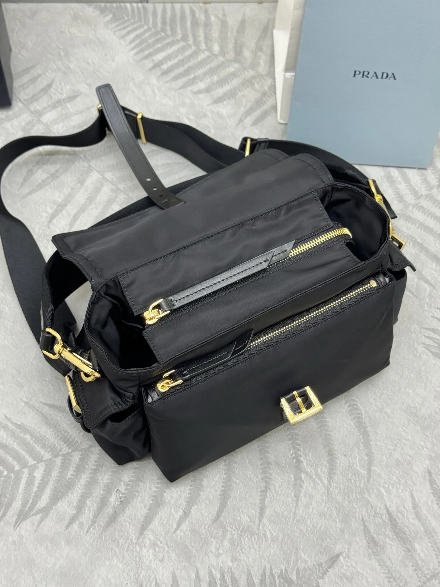 Re-Nylon Medium Messenger Bag D78011331 — view 6