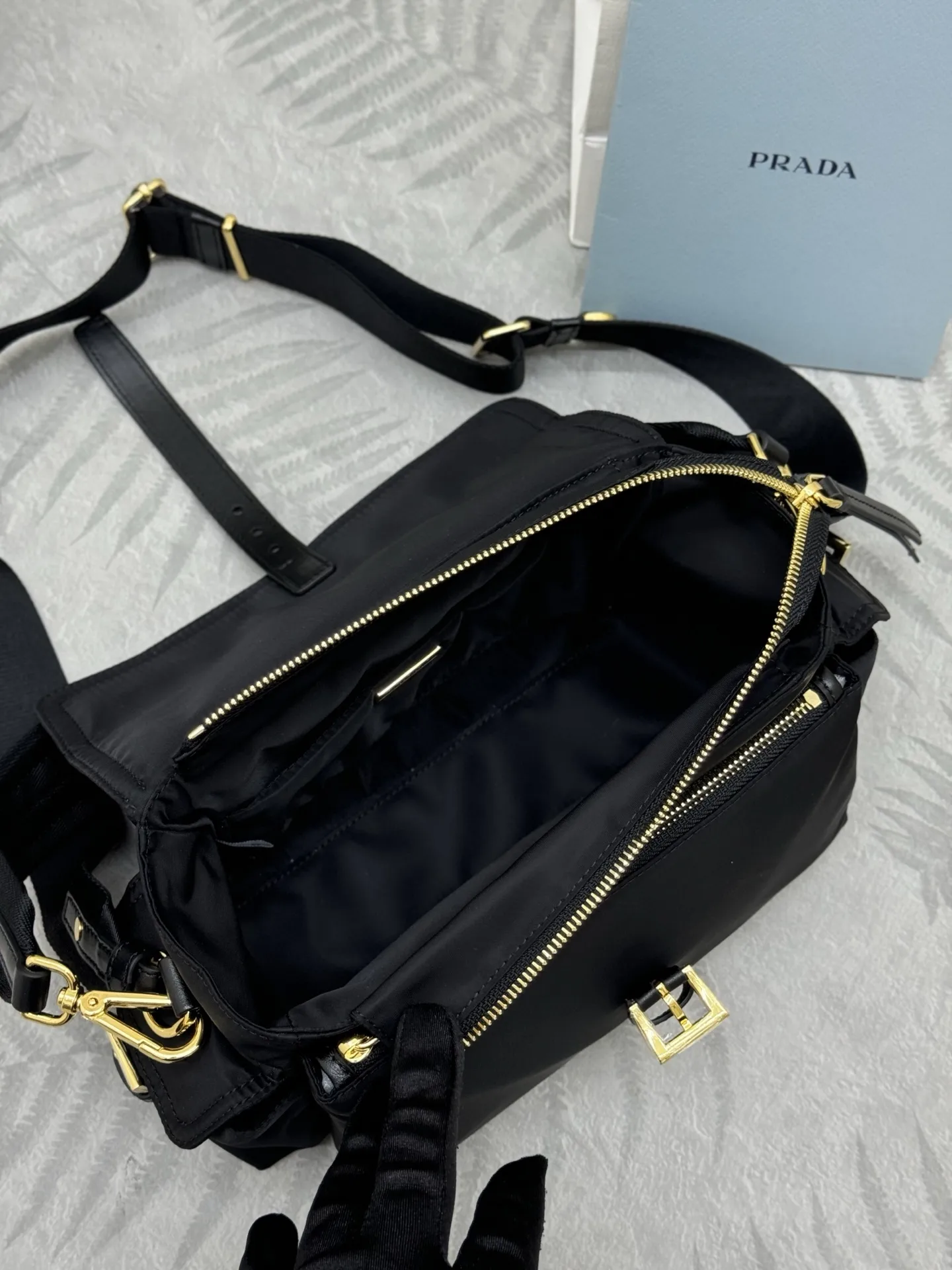 Re-Nylon Medium Messenger Bag D78011331 — view 8