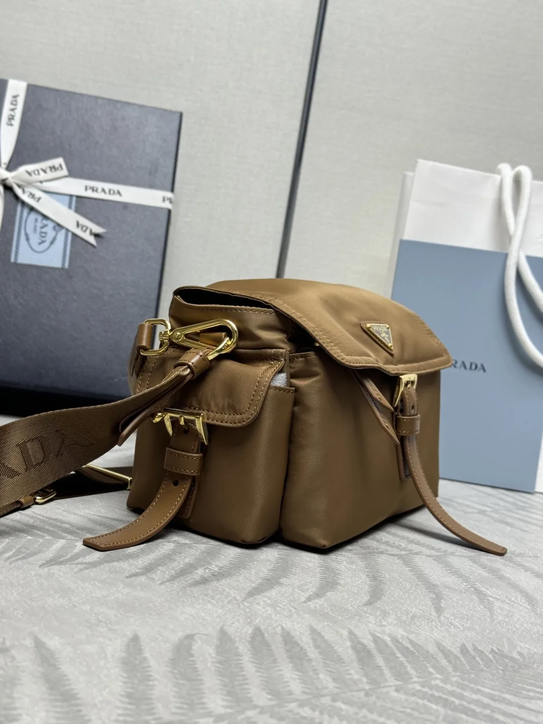 Re-Nylon Medium Messenger Bag D78011332 — view 3
