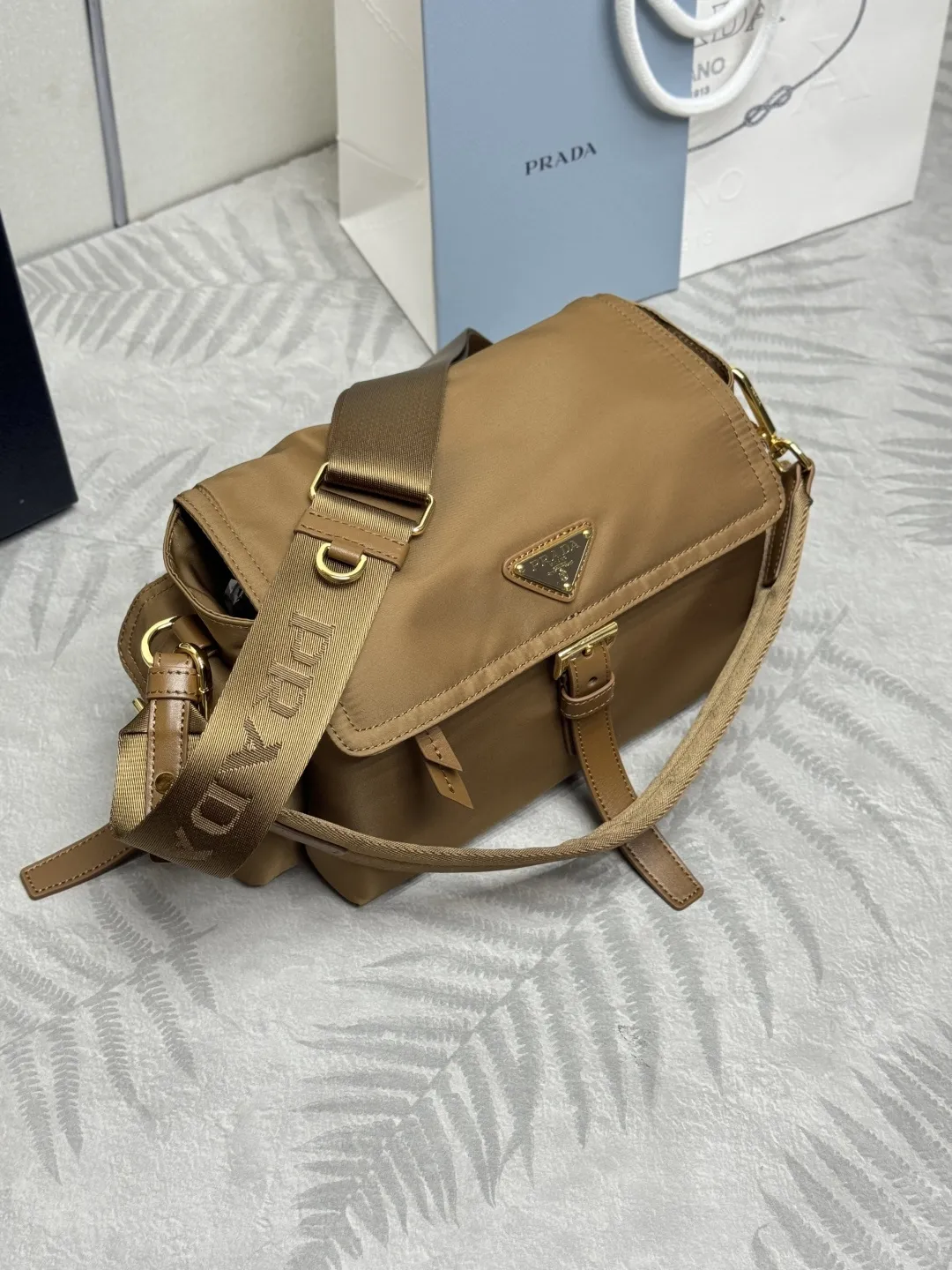 Re-Nylon Medium Messenger Bag D78011332 — view 4