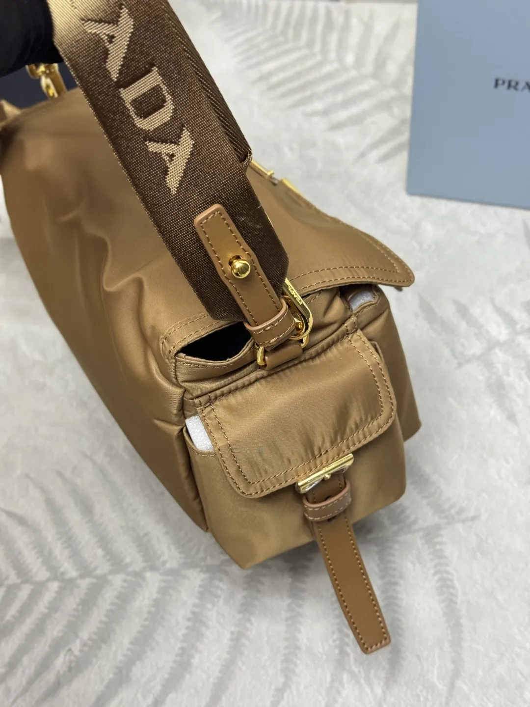 Re-Nylon Medium Messenger Bag D78011332 — view 5