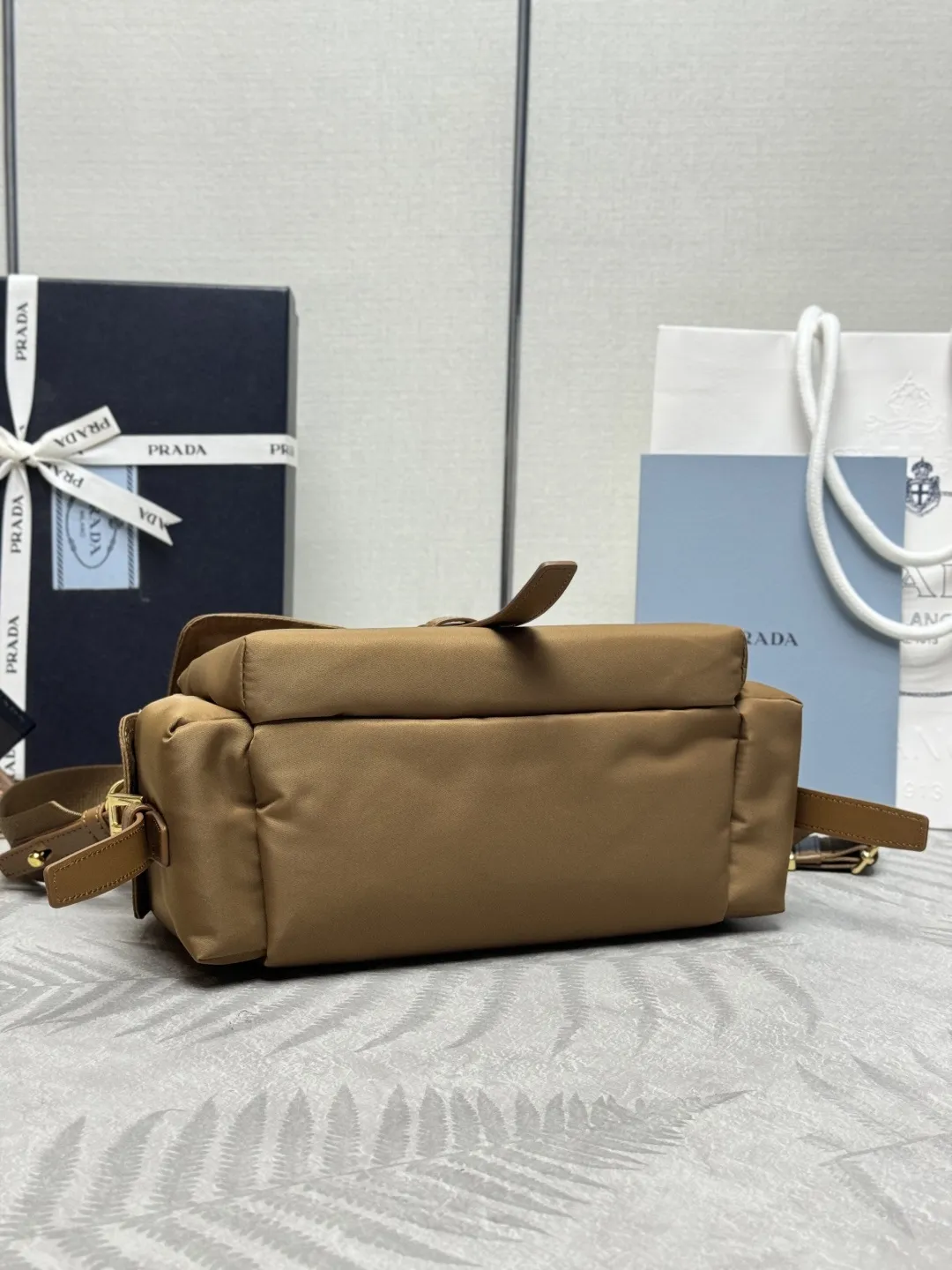 Re-Nylon Medium Messenger Bag D78011332 — view 6