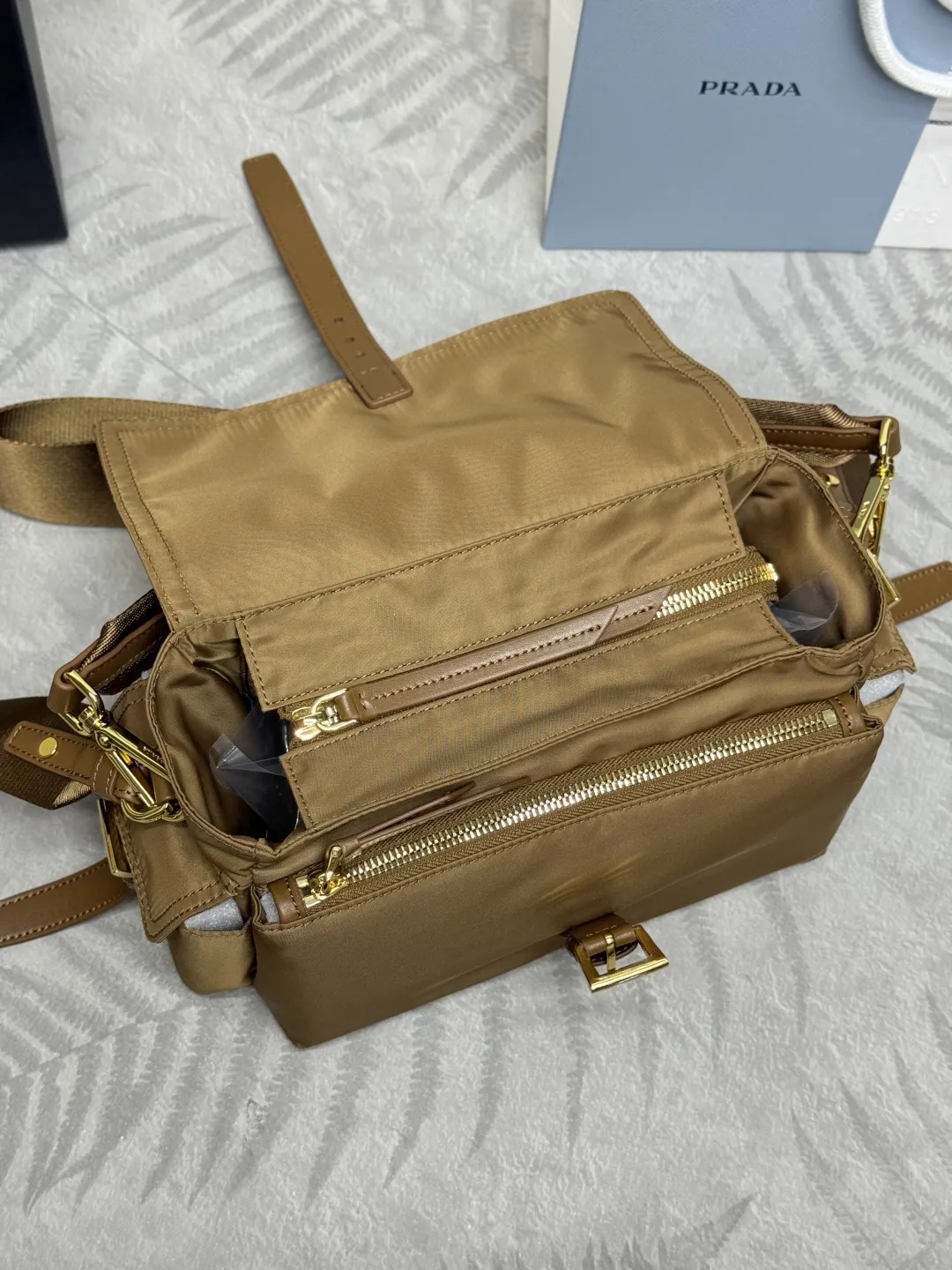 Re-Nylon Medium Messenger Bag D78011332 — view 7