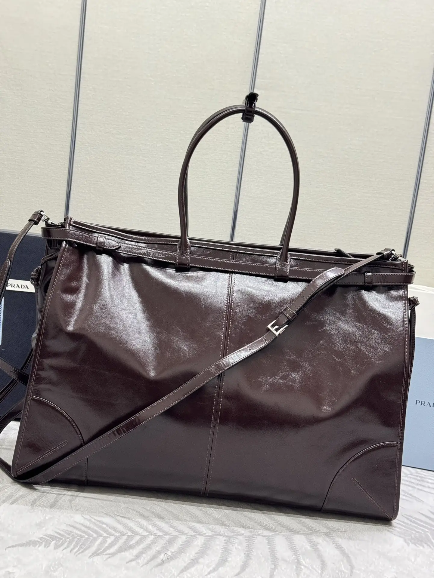 Men's Lux Soft Oiled Leather Tote Bag D136011347 — view 2
