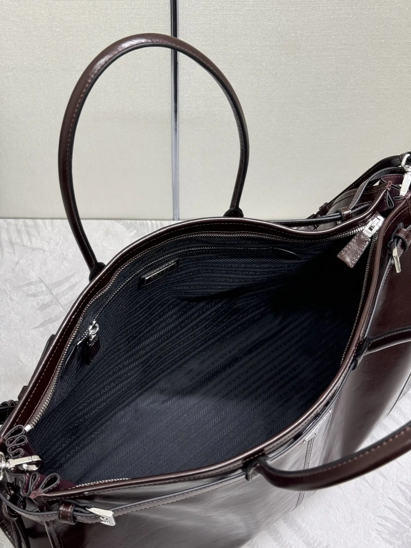 Men's Lux Soft Oiled Leather Tote Bag D136011347 — view 8