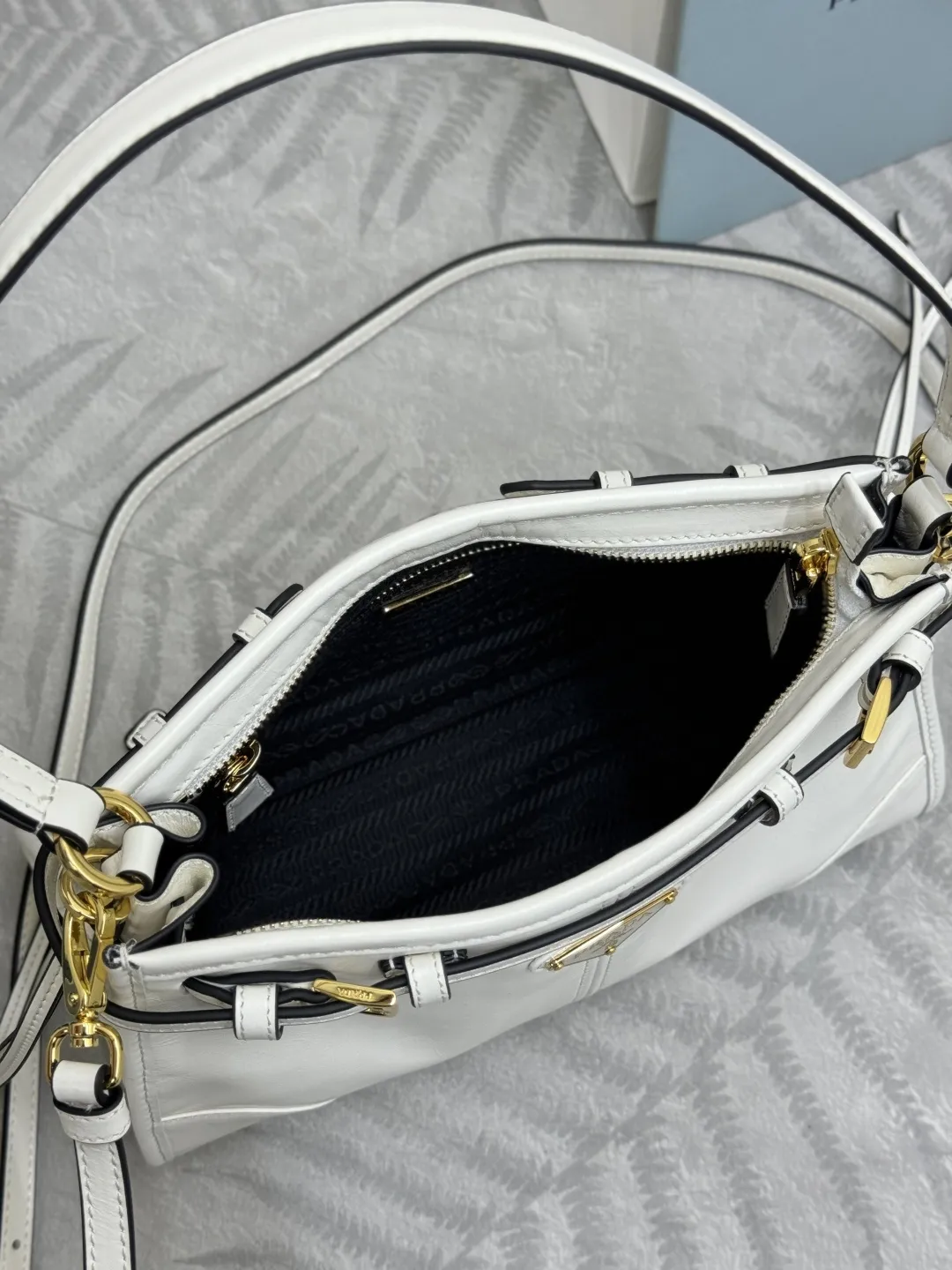 Bonnie Oiled Wax Leather Shoulder Bag D99011364 — view 8