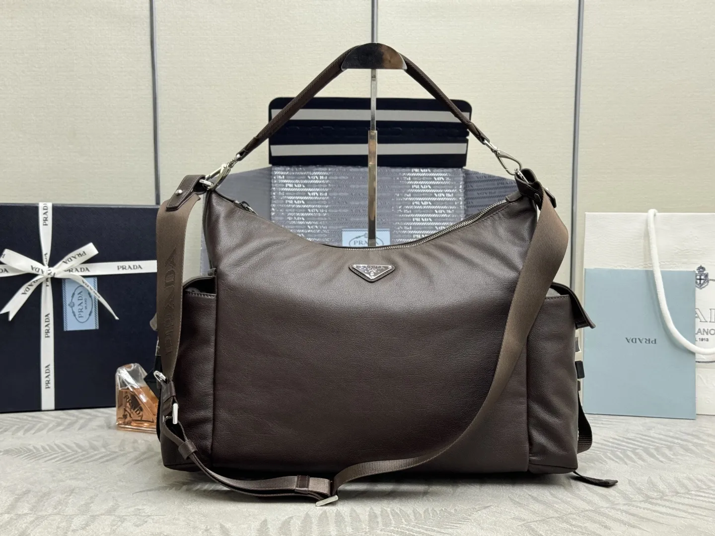 Explore Hobo Bag in Calf Leather D116011365