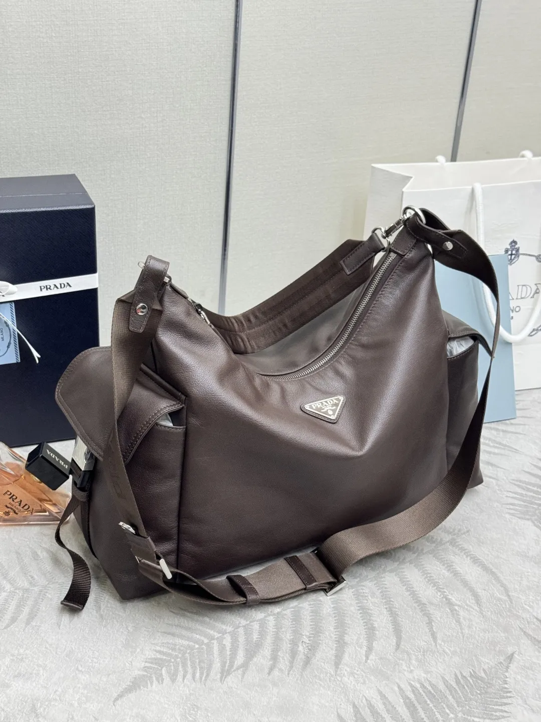 Explore Hobo Bag in Calf Leather D116011365 — view 4