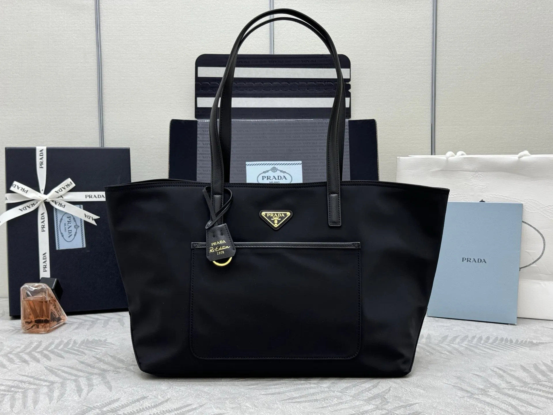 Re-Edition Nylon Tote Bag D67011373