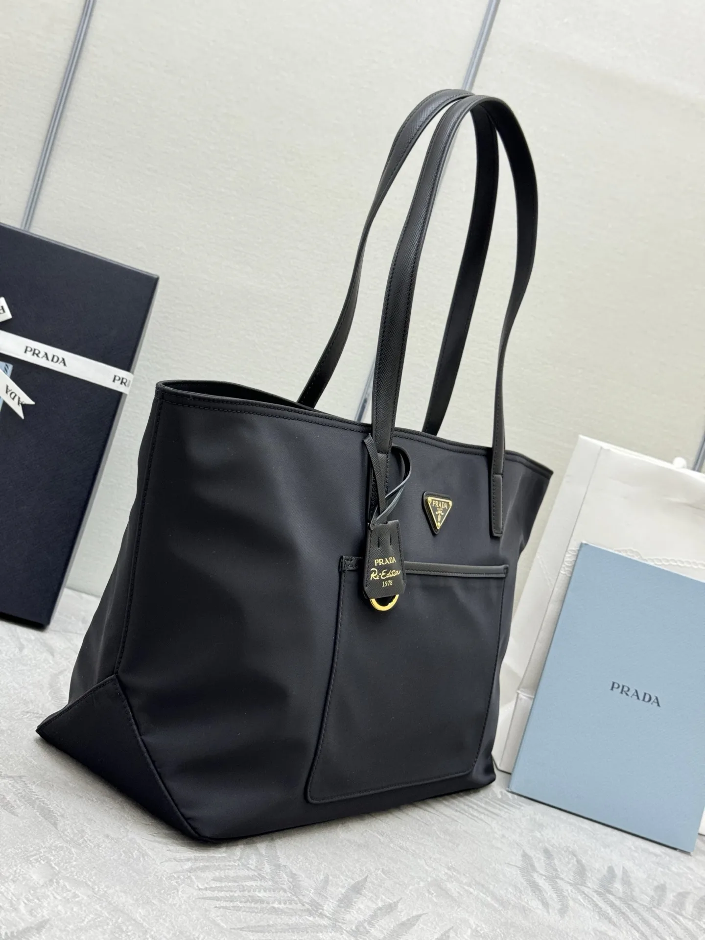 Re-Edition Nylon Tote Bag D67011373 — view 2