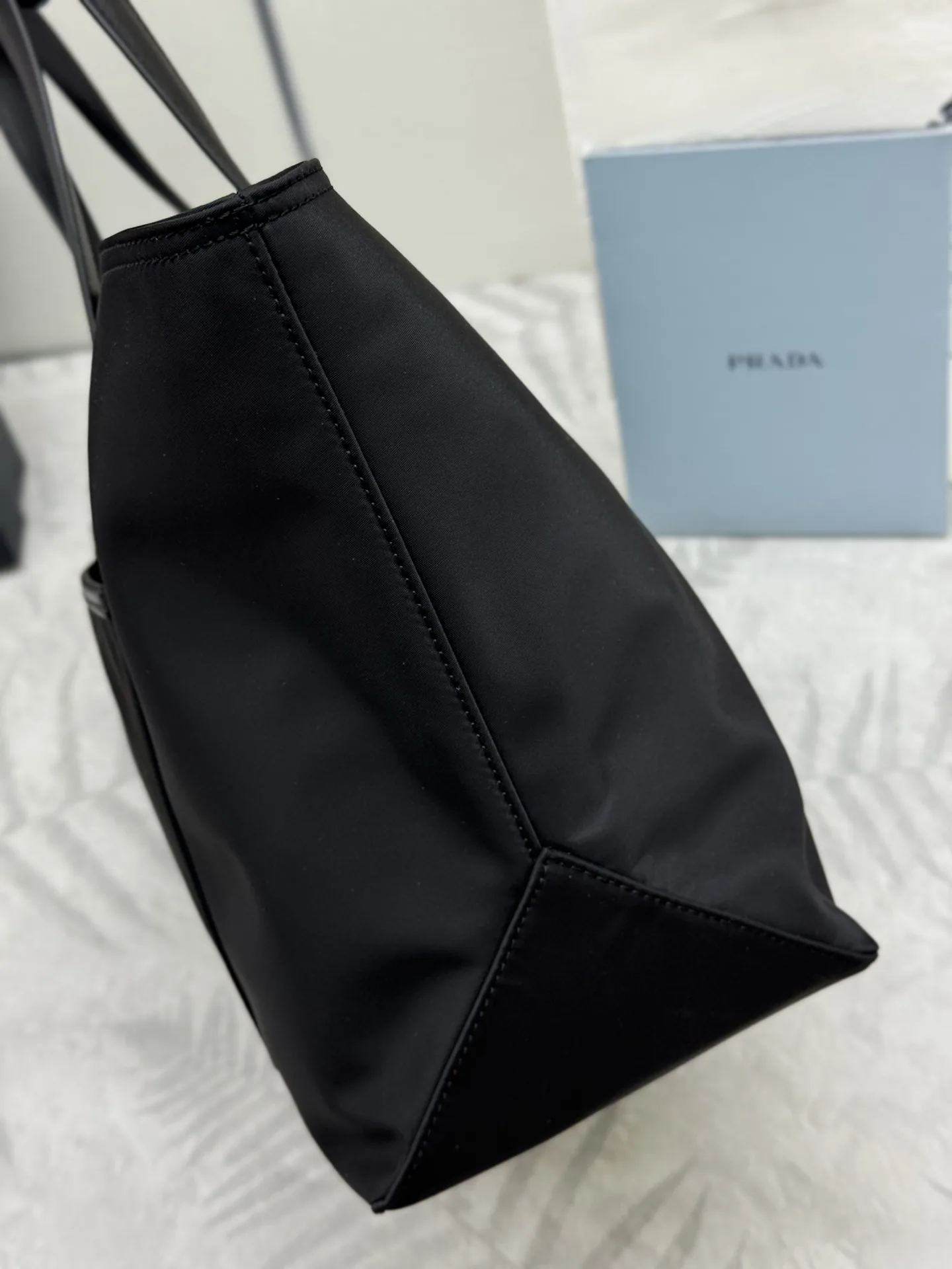 Re-Edition Nylon Tote Bag D67011373 — view 4