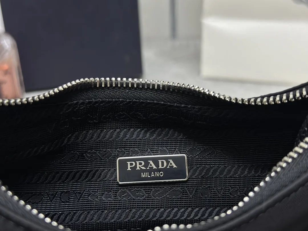 Prada Re-Edition 2005 Nylon Shoulder Bag D57011394 — view 9