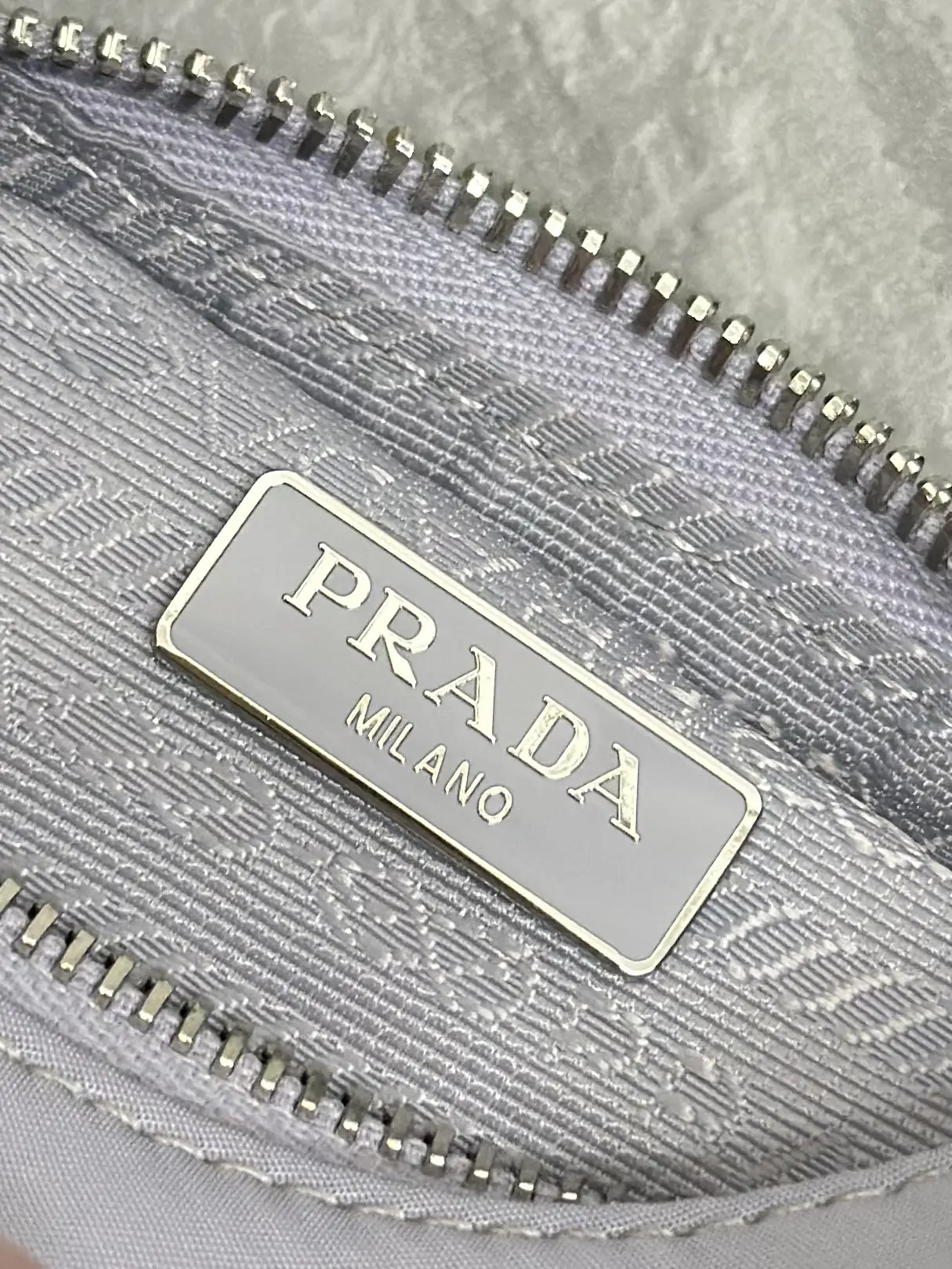 Prada Re-Edition 2000 Nylon Shoulder Bag D54011397 — view 9